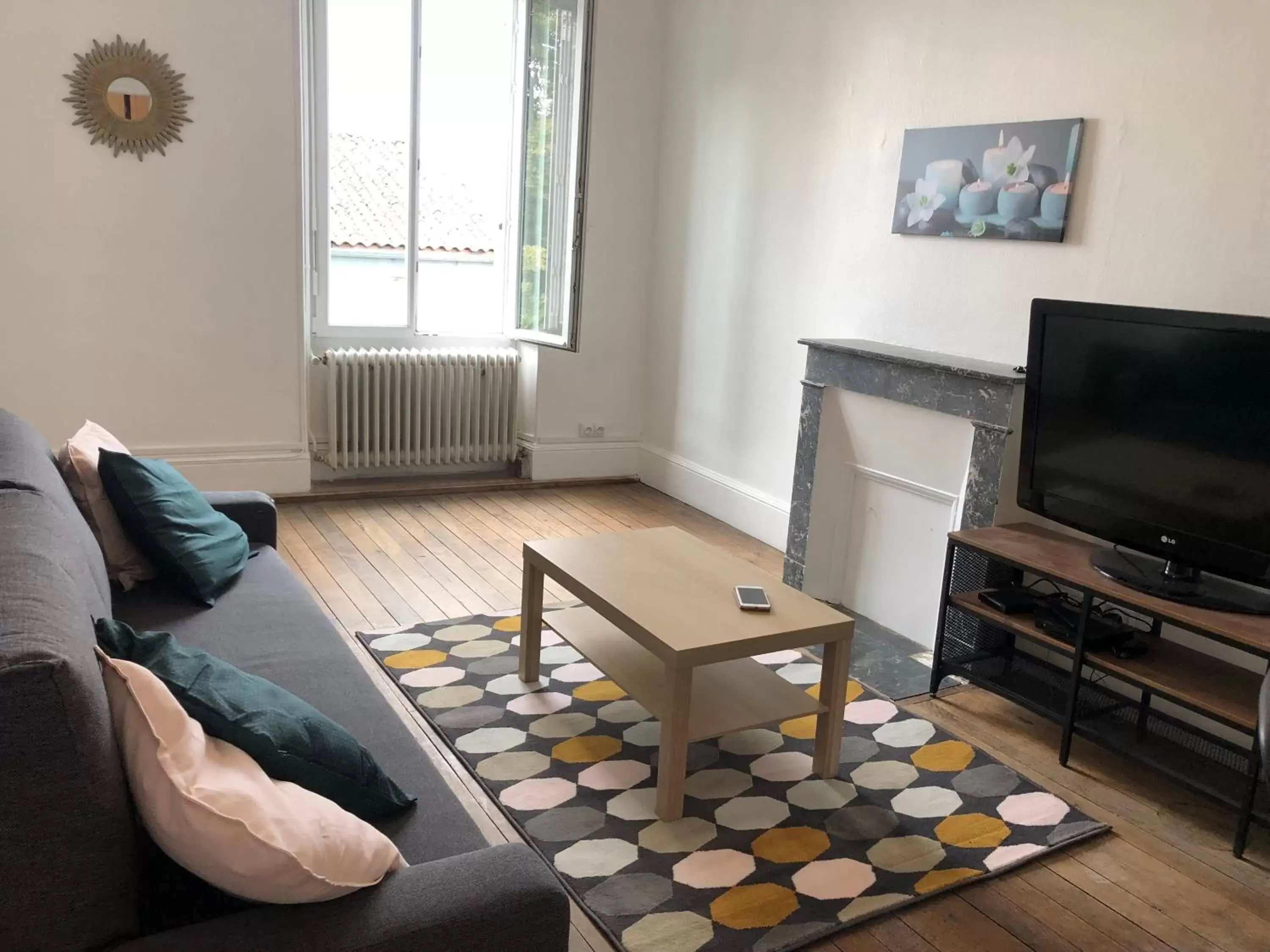 Communal lounge/ TV room, Seating Area in Residence Pasteur Angouleme