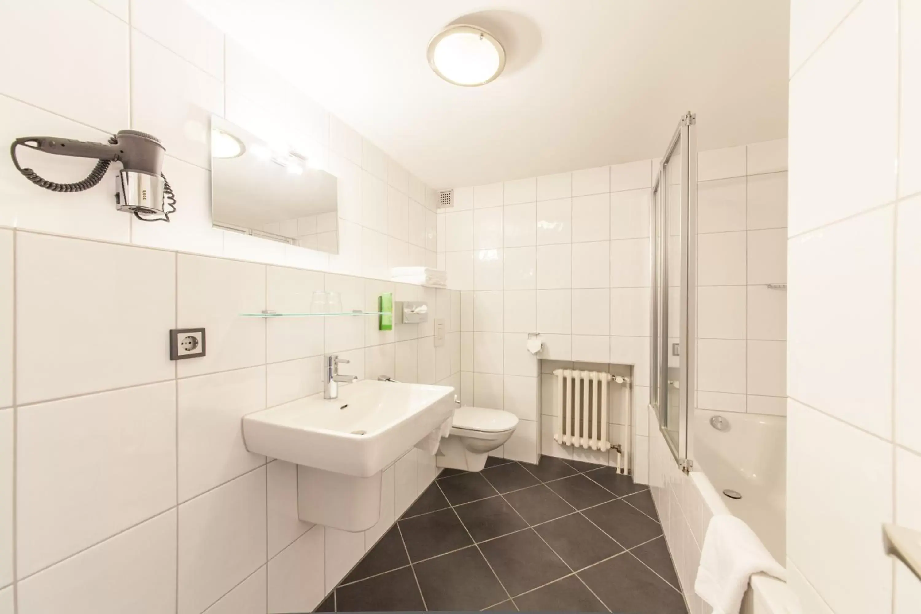 Bathroom in Hotel Drei Kronen Elmshorn