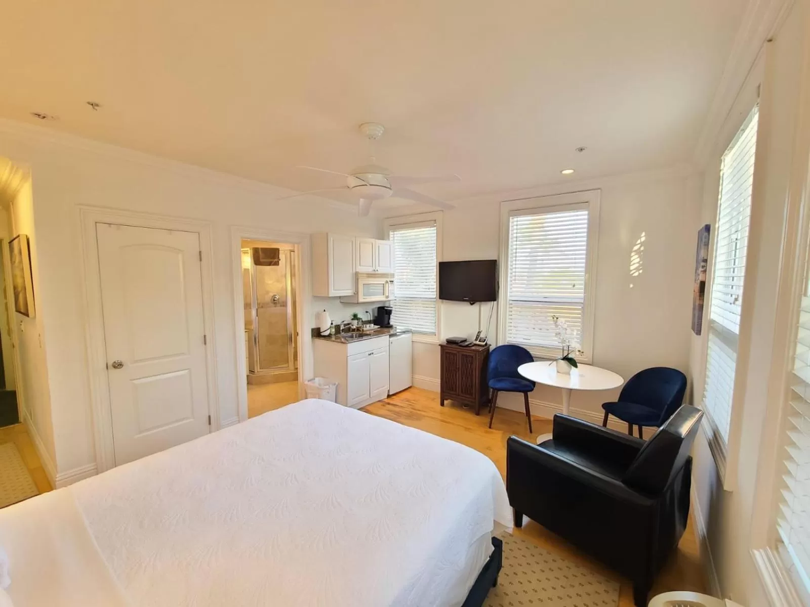 Photo of the whole room, Bed in Tropicals of Palm Beach