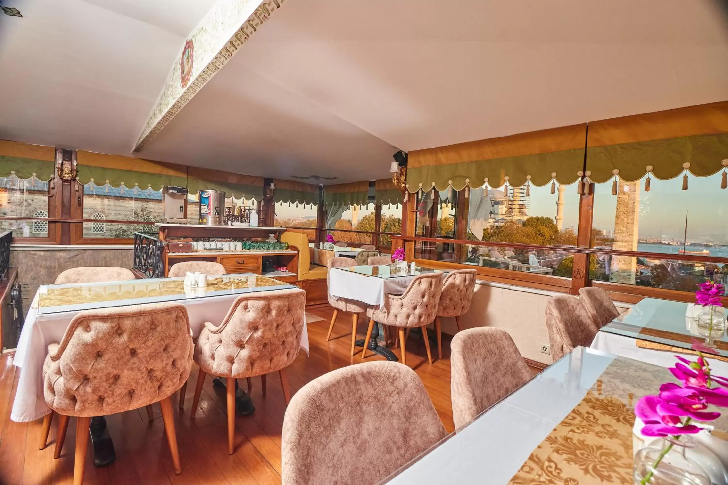 Restaurant/places to eat in Alzer Hotel Special Class Restaurant/places to eat in Alzer Hotel Special Class