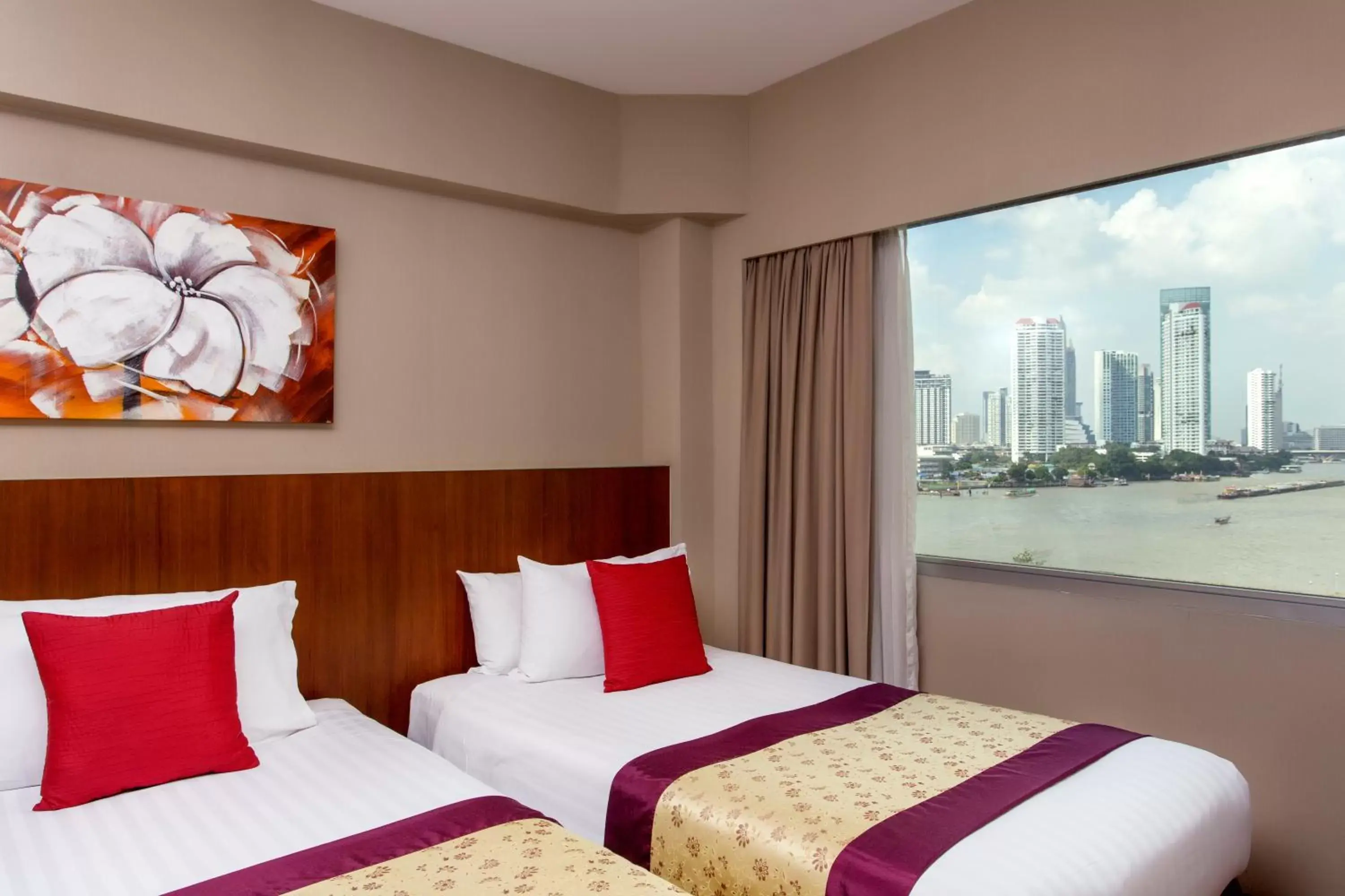 Deluxe Triple Room with River View in Ramada Plaza by Wyndham Bangkok Menam Riverside