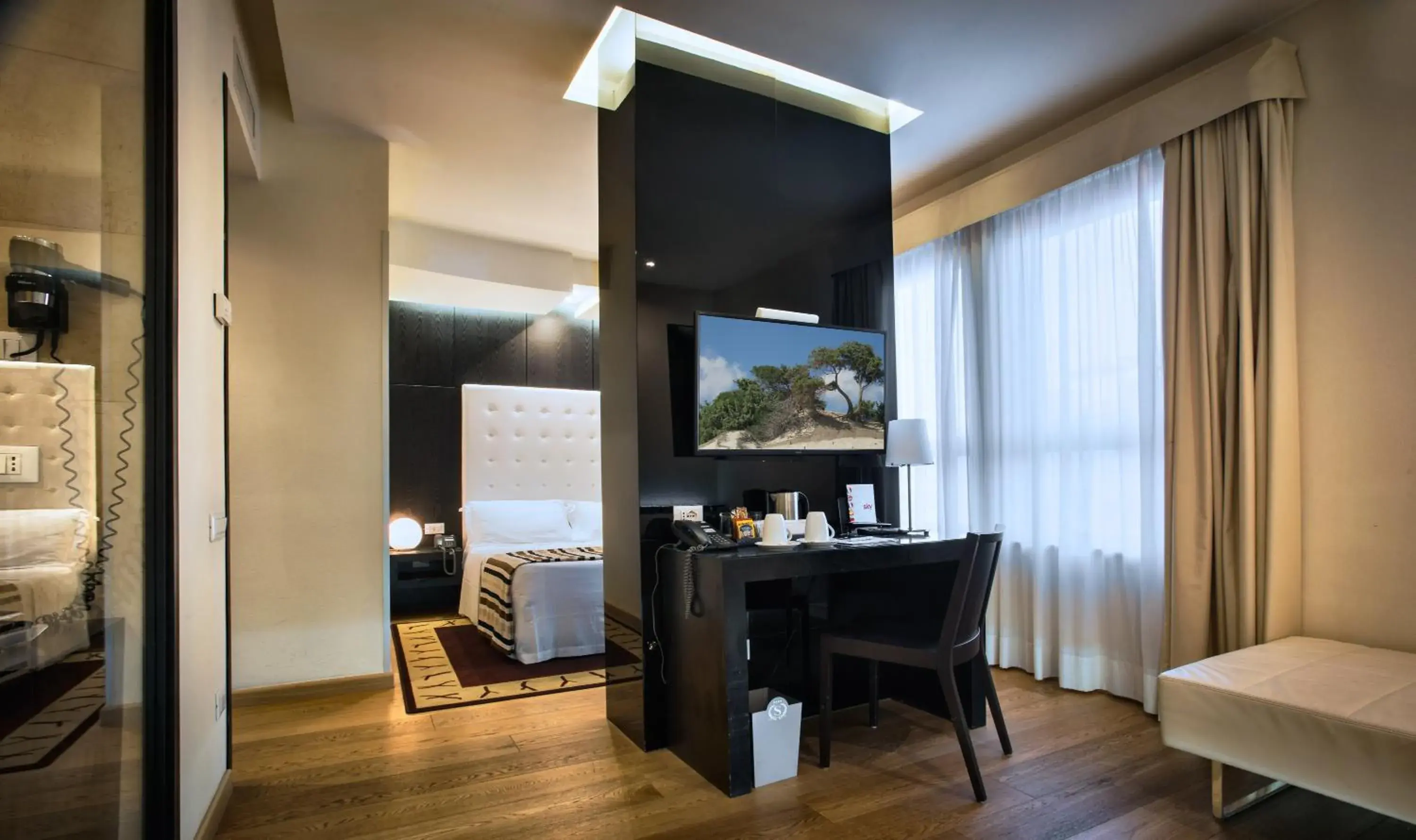 Bedroom, TV/Entertainment Center in Sardegna Hotel - Suites & Restaurant