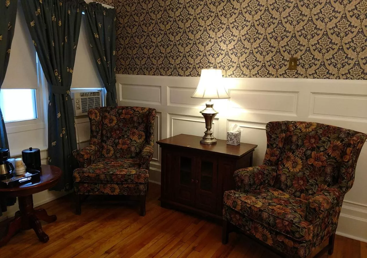Seating area in Thayers Inn