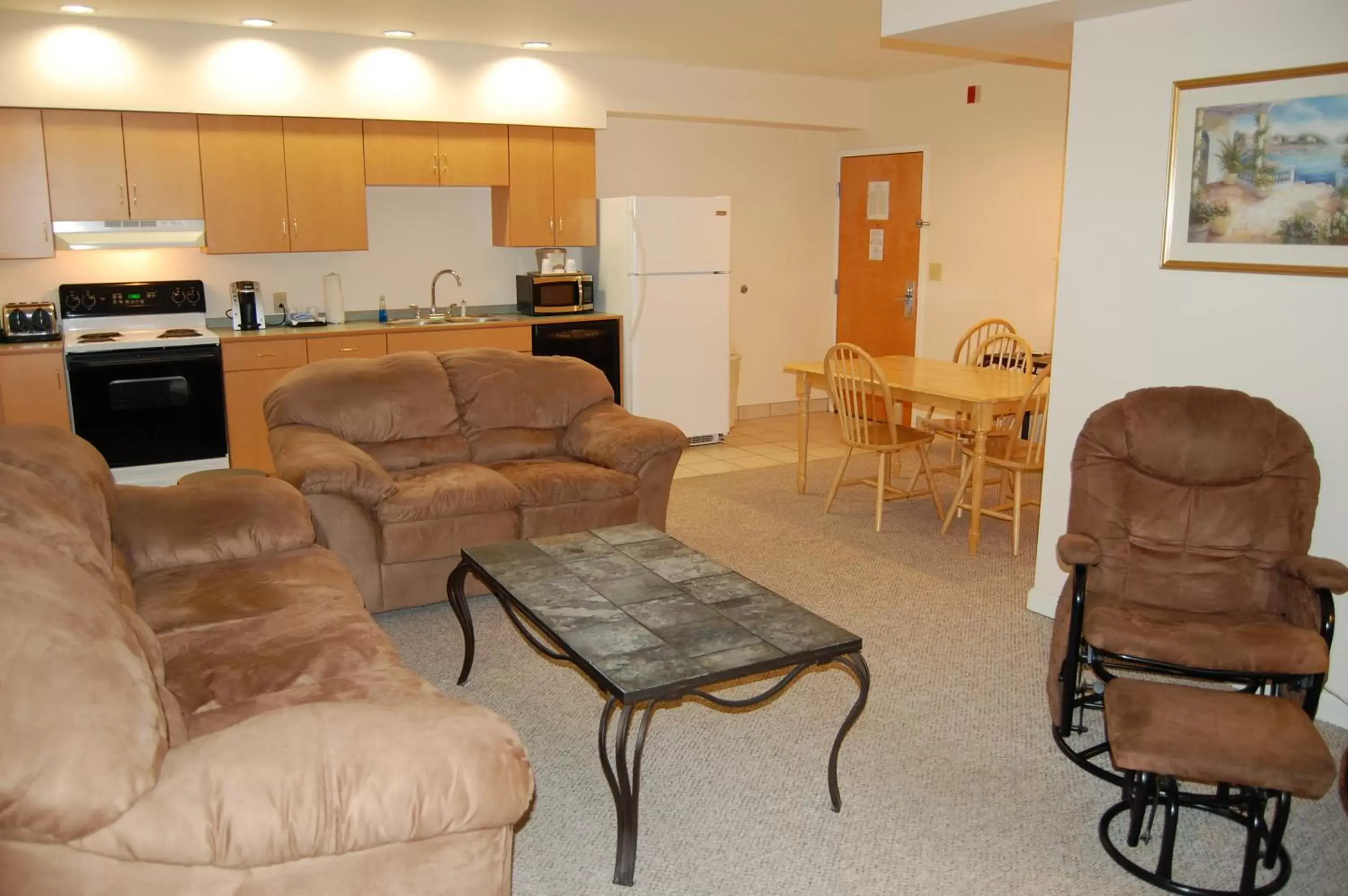 Kitchen or kitchenette, Seating Area in Microtel Inn & Suites by Wyndham Plattsburgh