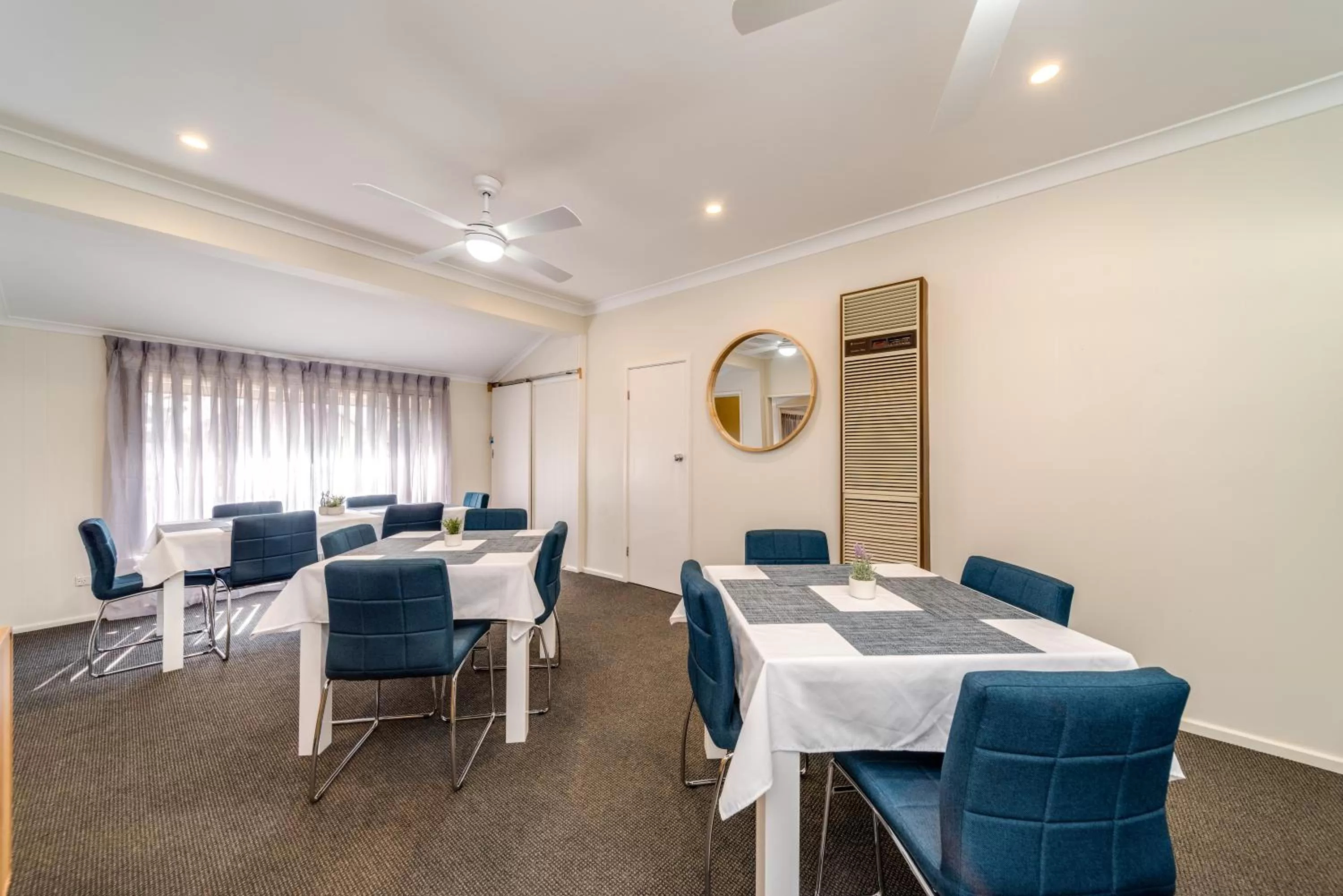 Communal lounge/ TV room in Black Sheep Motel Goulburn