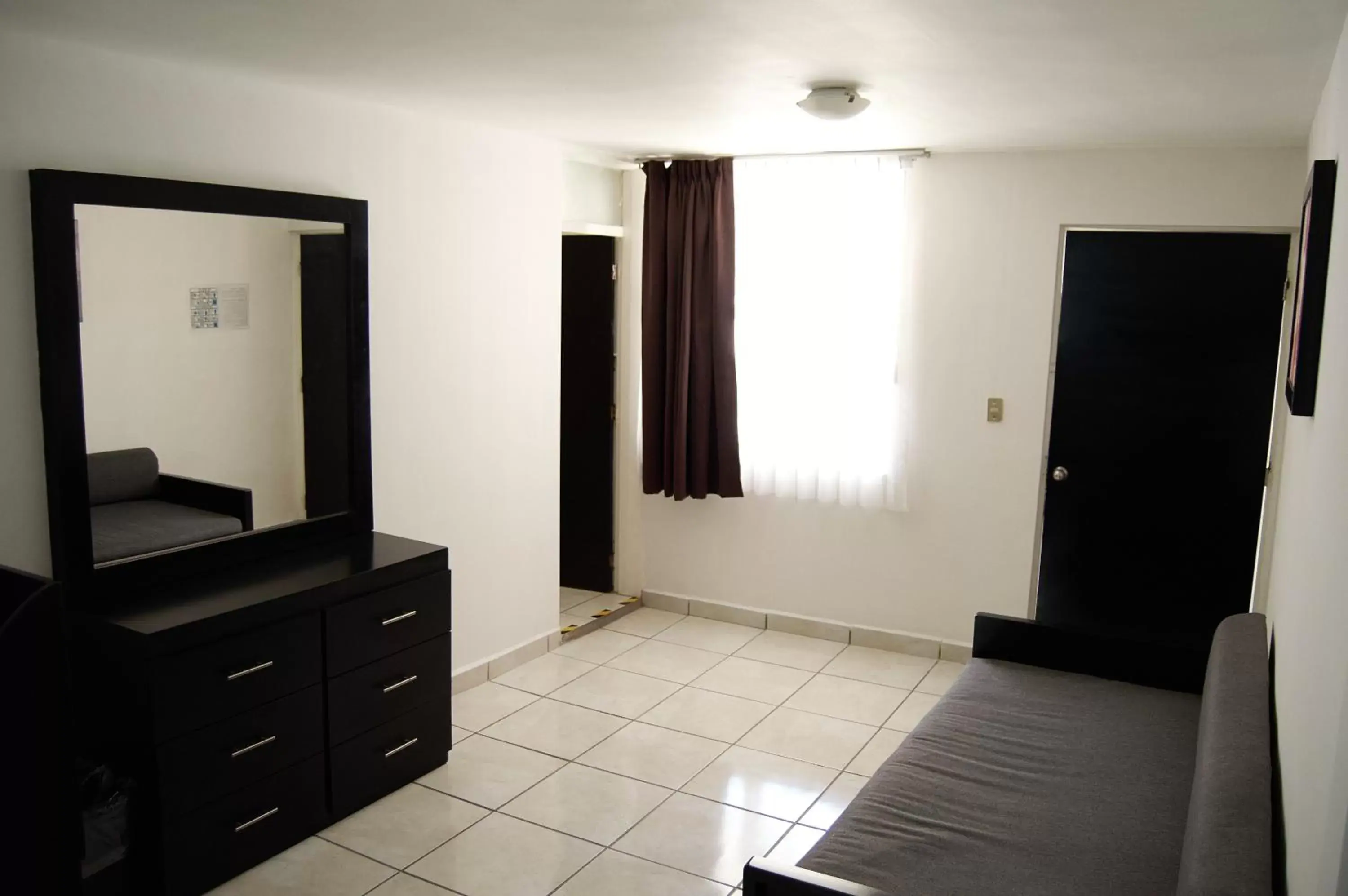 Bedroom, TV/Entertainment Center in Hotel del Alba Inn & Suites