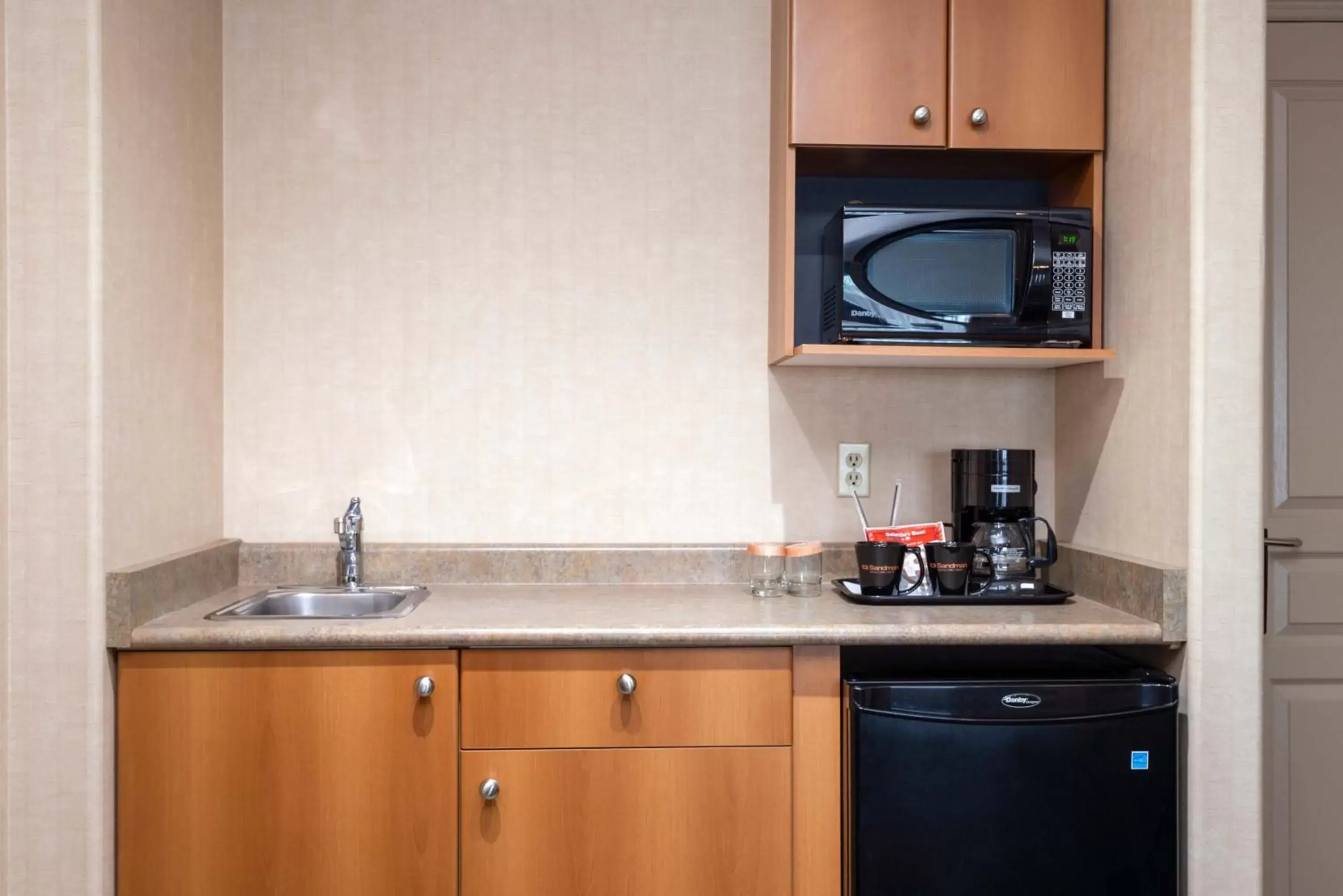 Bedroom, Kitchen/Kitchenette in Sandman Hotel & Suites Regina