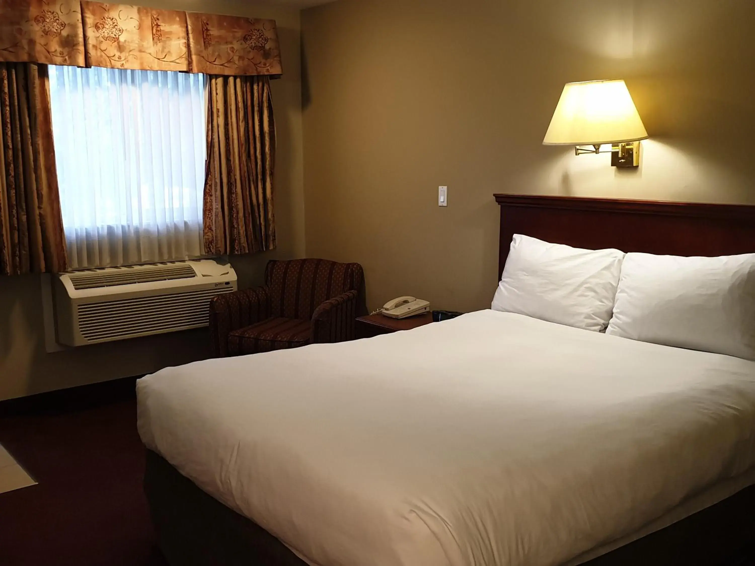 Bed in Riverland Inn & Suites