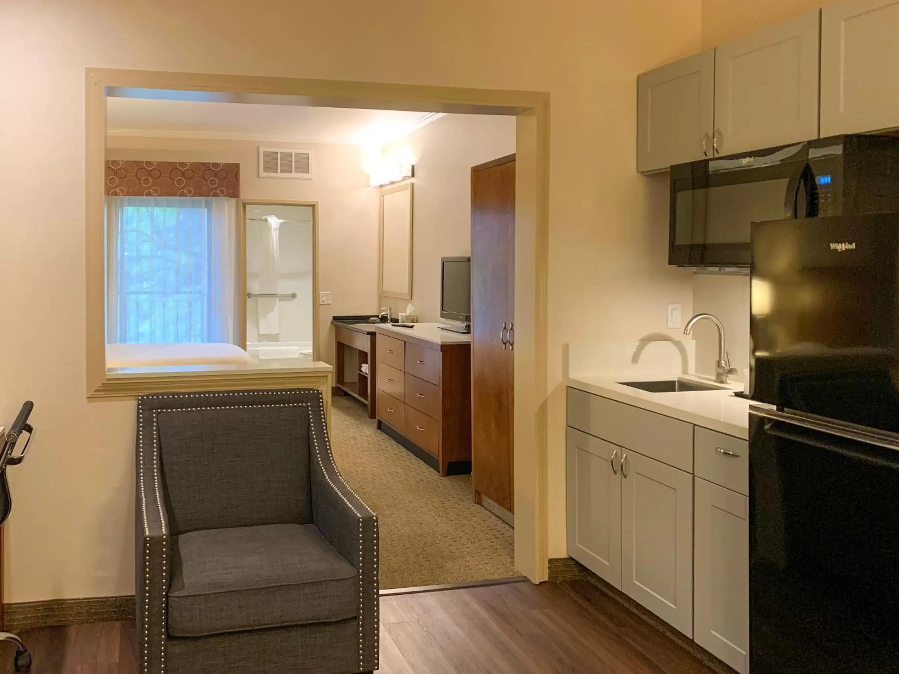 Kitchen/Kitchenette in MainStay Suites John Wayne Airport, a Choice Hotel