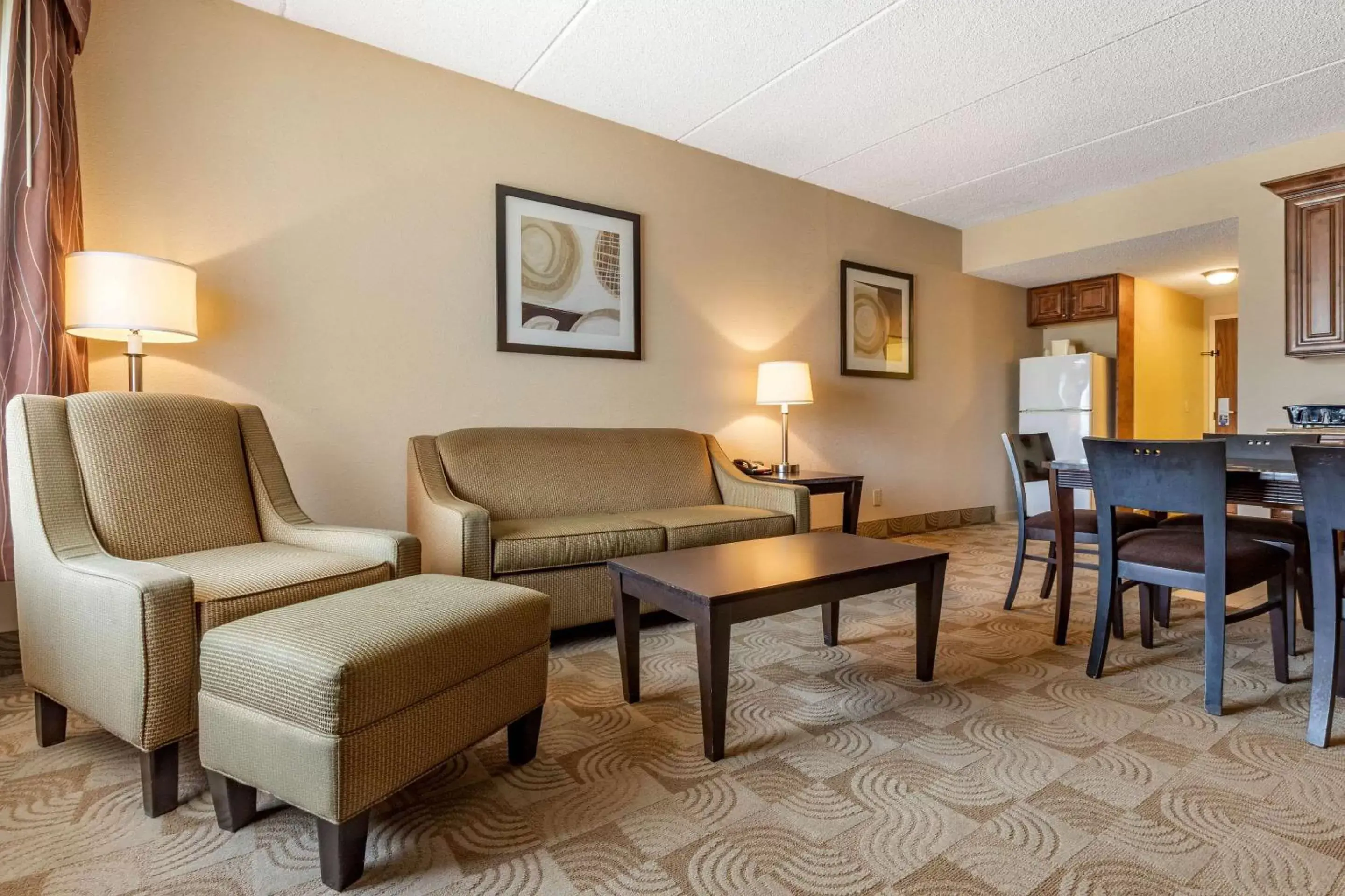 Photo of the whole room, Seating Area in Comfort Inn Warner Robins - Robins AFB