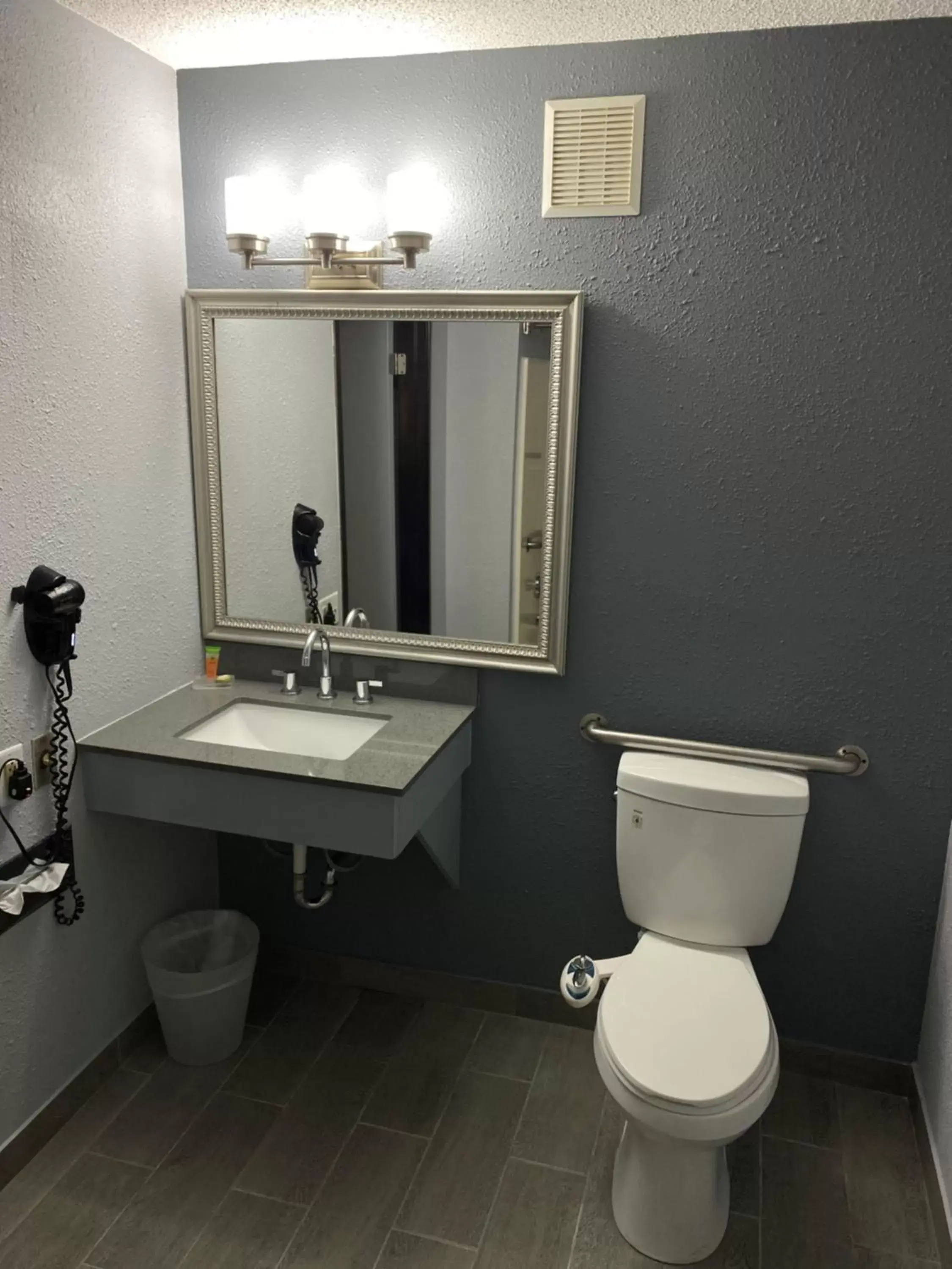 Toilet, Bathroom in American Inn Cedar Rapids South