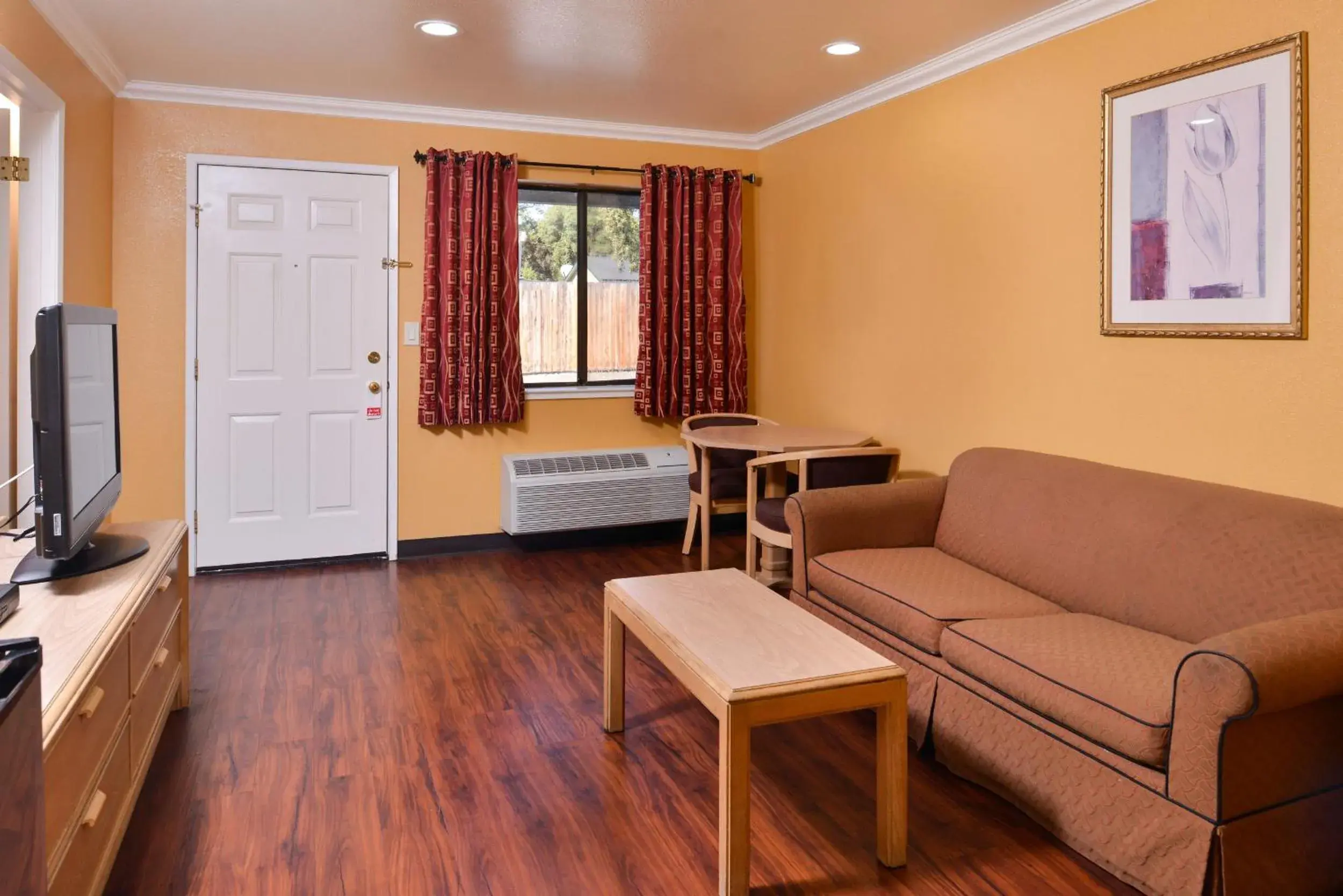 Living room, Seating Area in Americas Best Value Inn & Suites Clearlake Wine Country