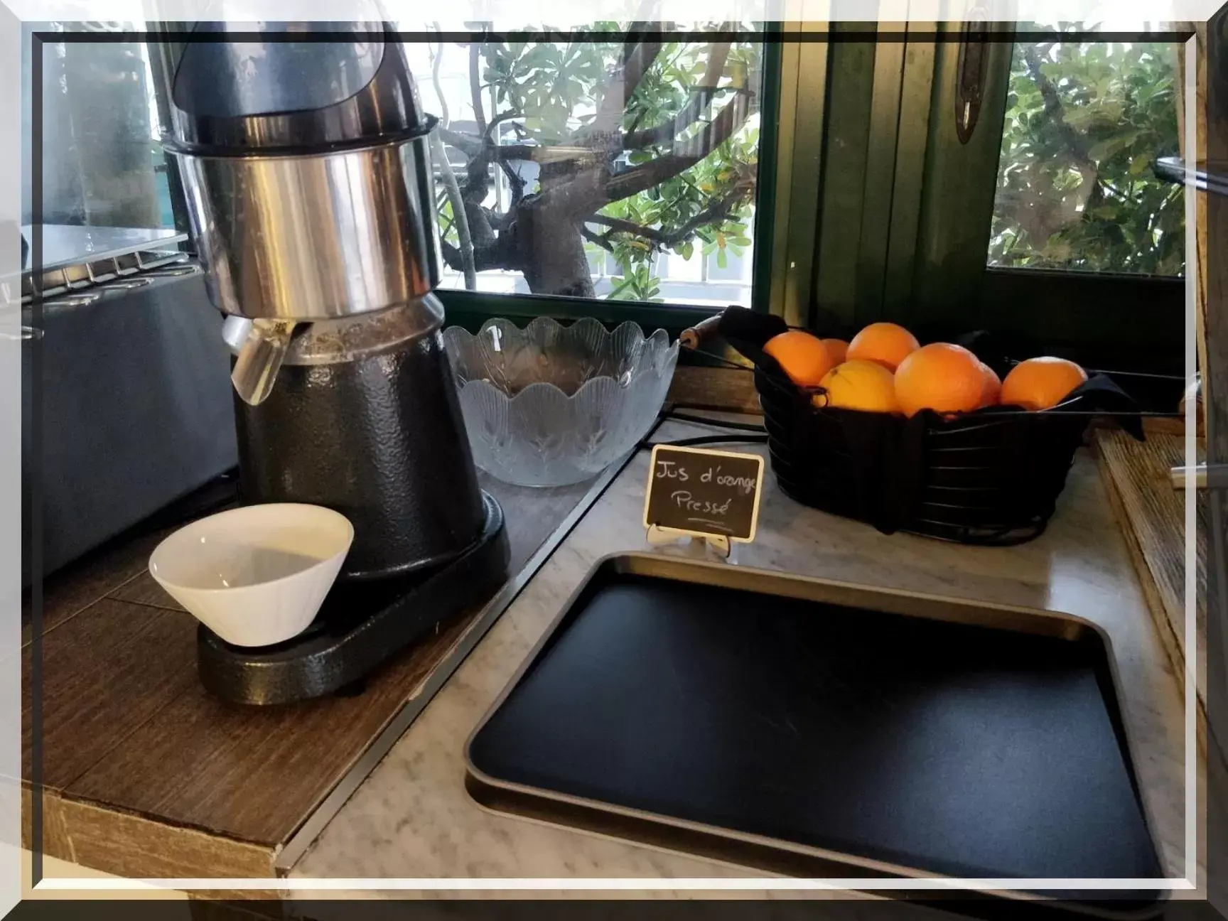 Buffet breakfast, Kitchen/Kitchenette in Hotel et Appartements Reine D'Azur