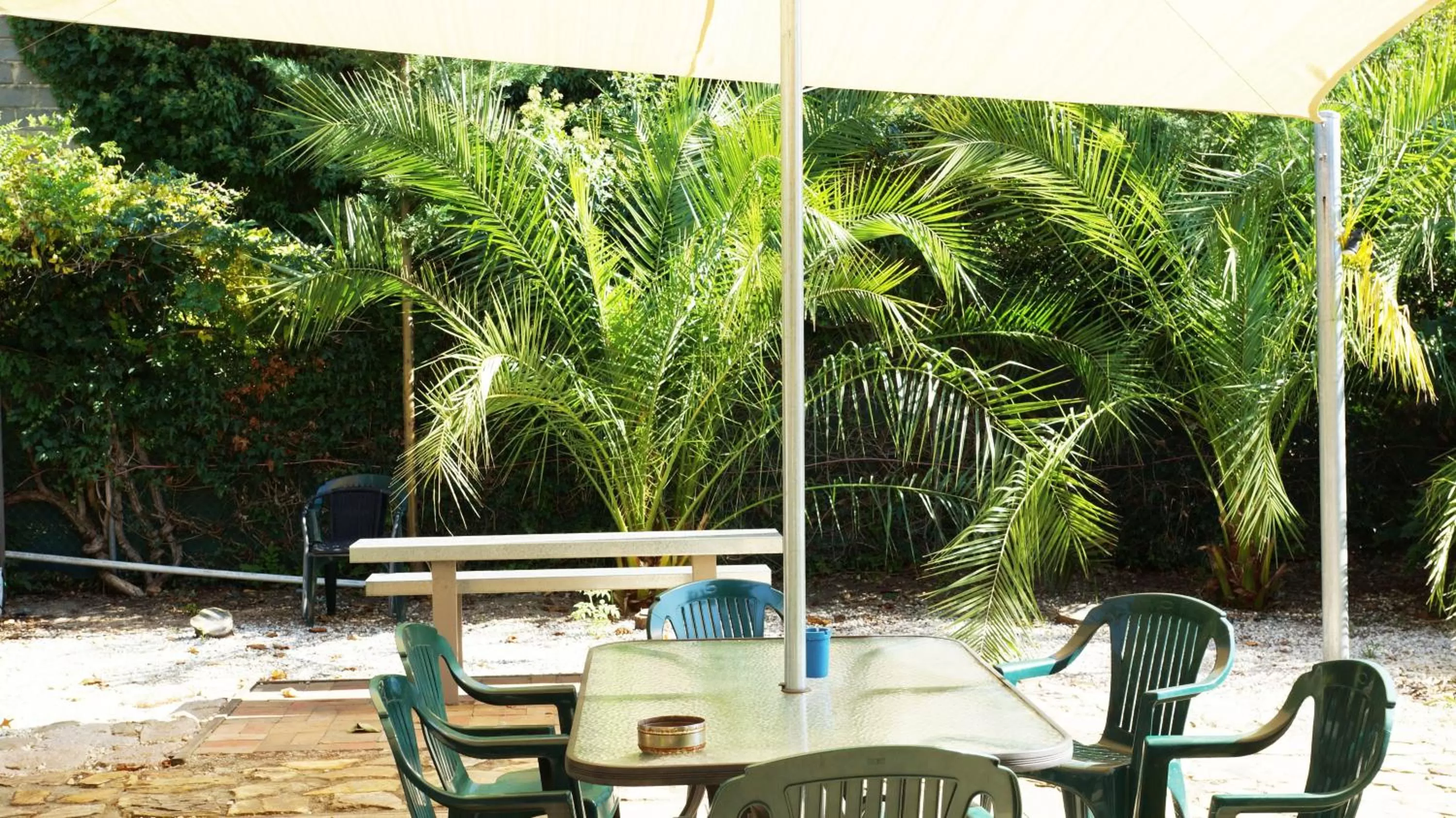 Seating area in Golden Leaf Motel