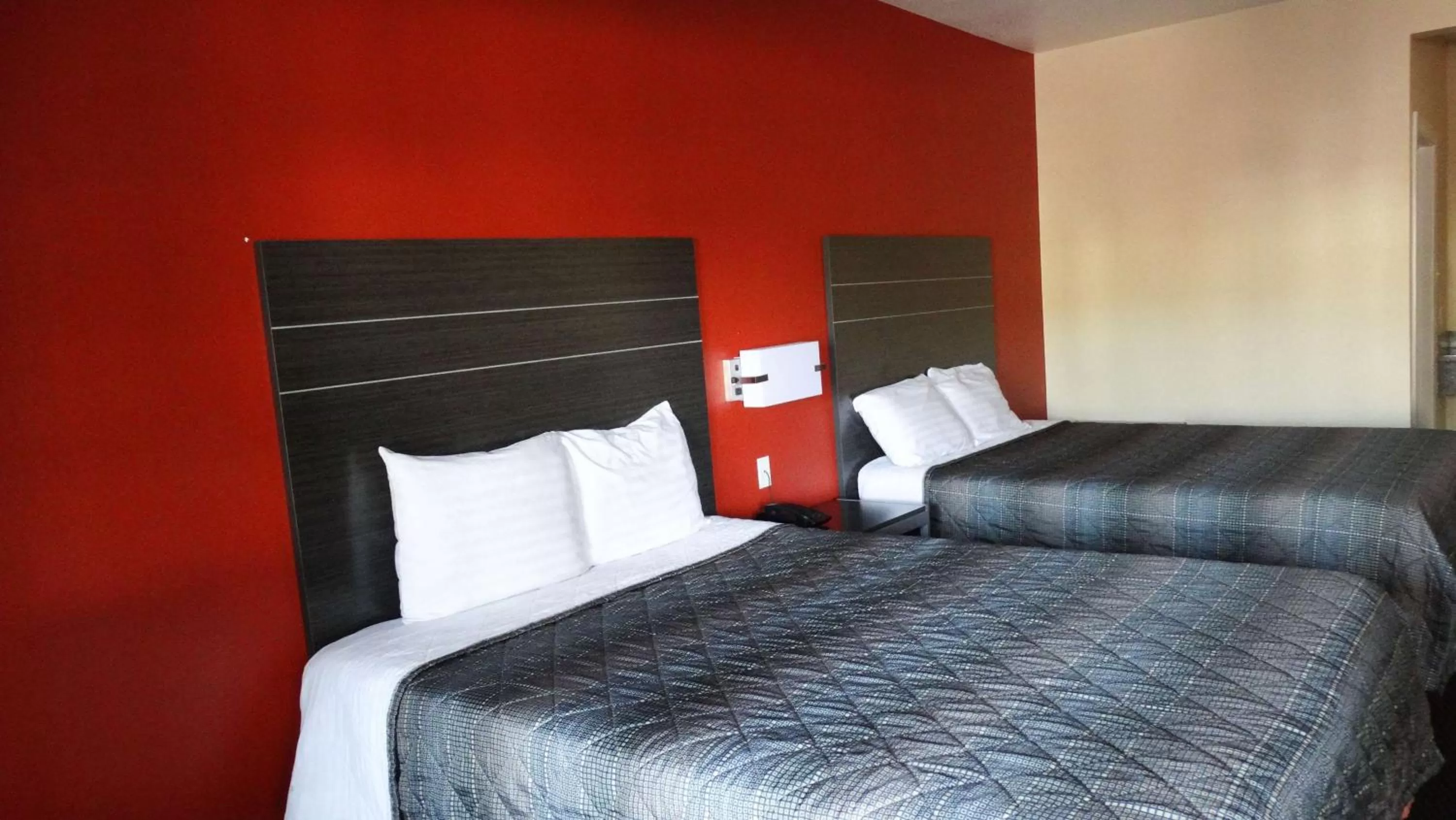 Bed in Motel 6 Houston, TX – Willowbrook Mall