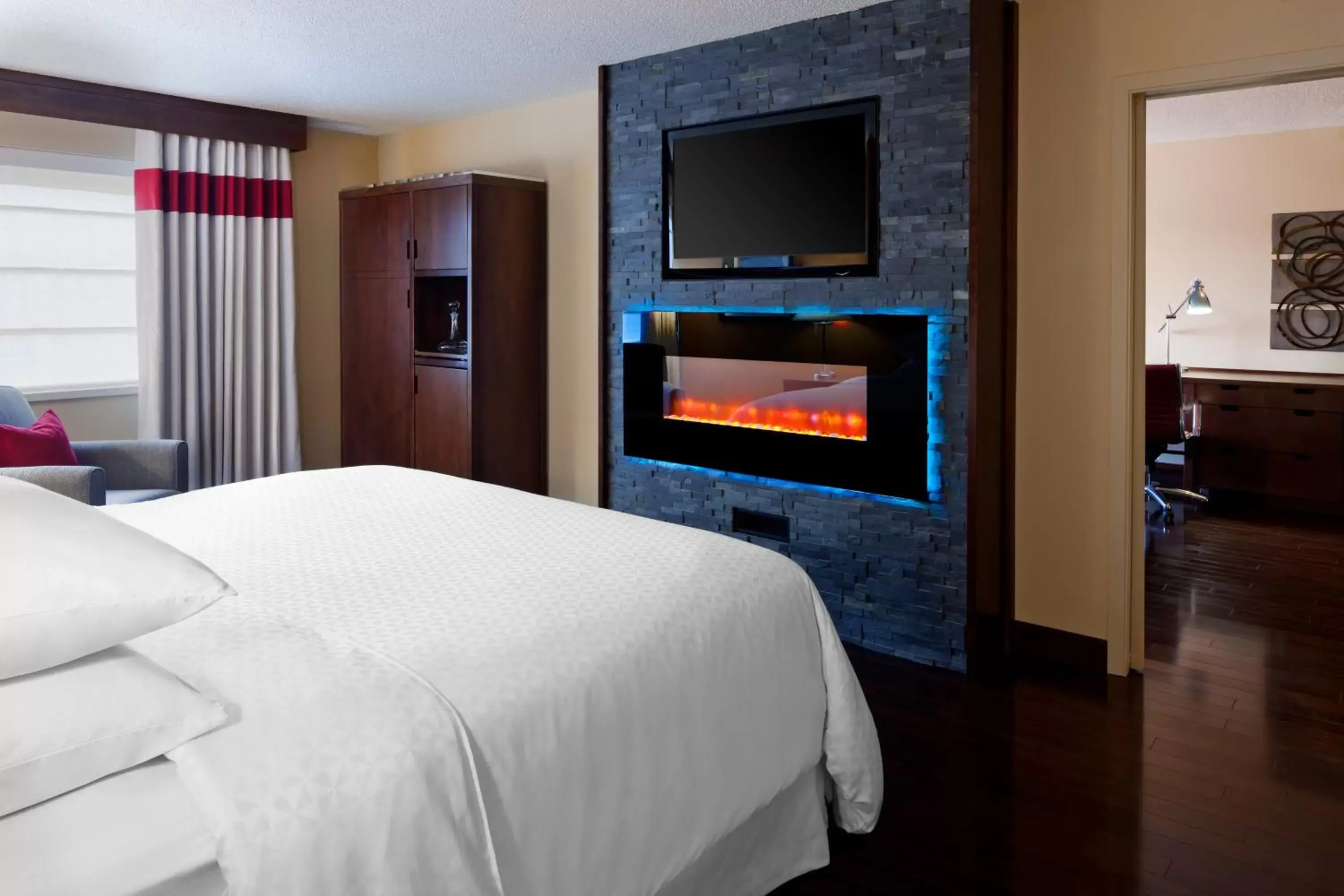 Bedroom, TV/Entertainment Center in Four Points by Sheraton Edmundston Hotel & Conference Center