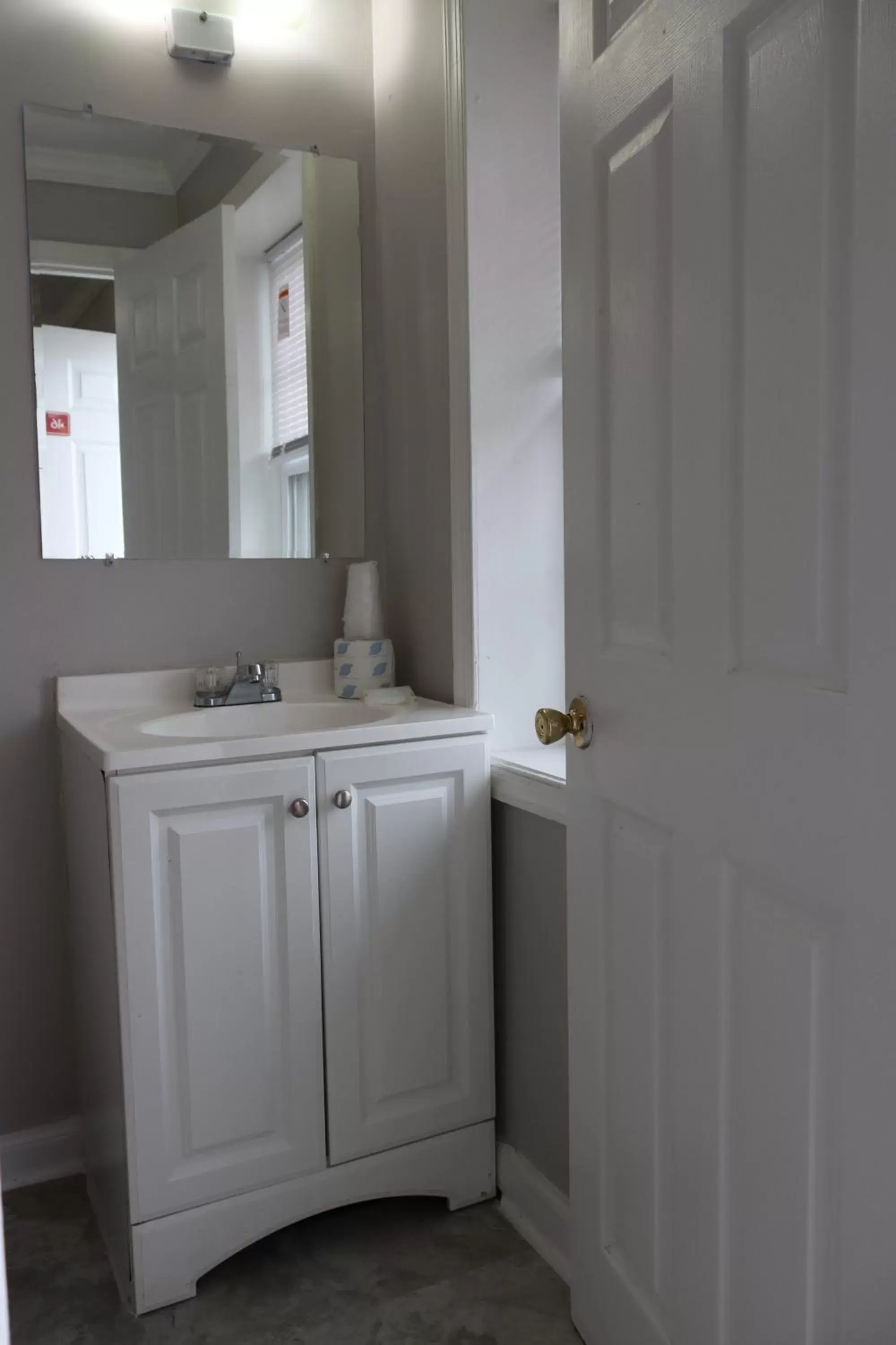 Bathroom in The Burgundy Inn Hotel and Apartments