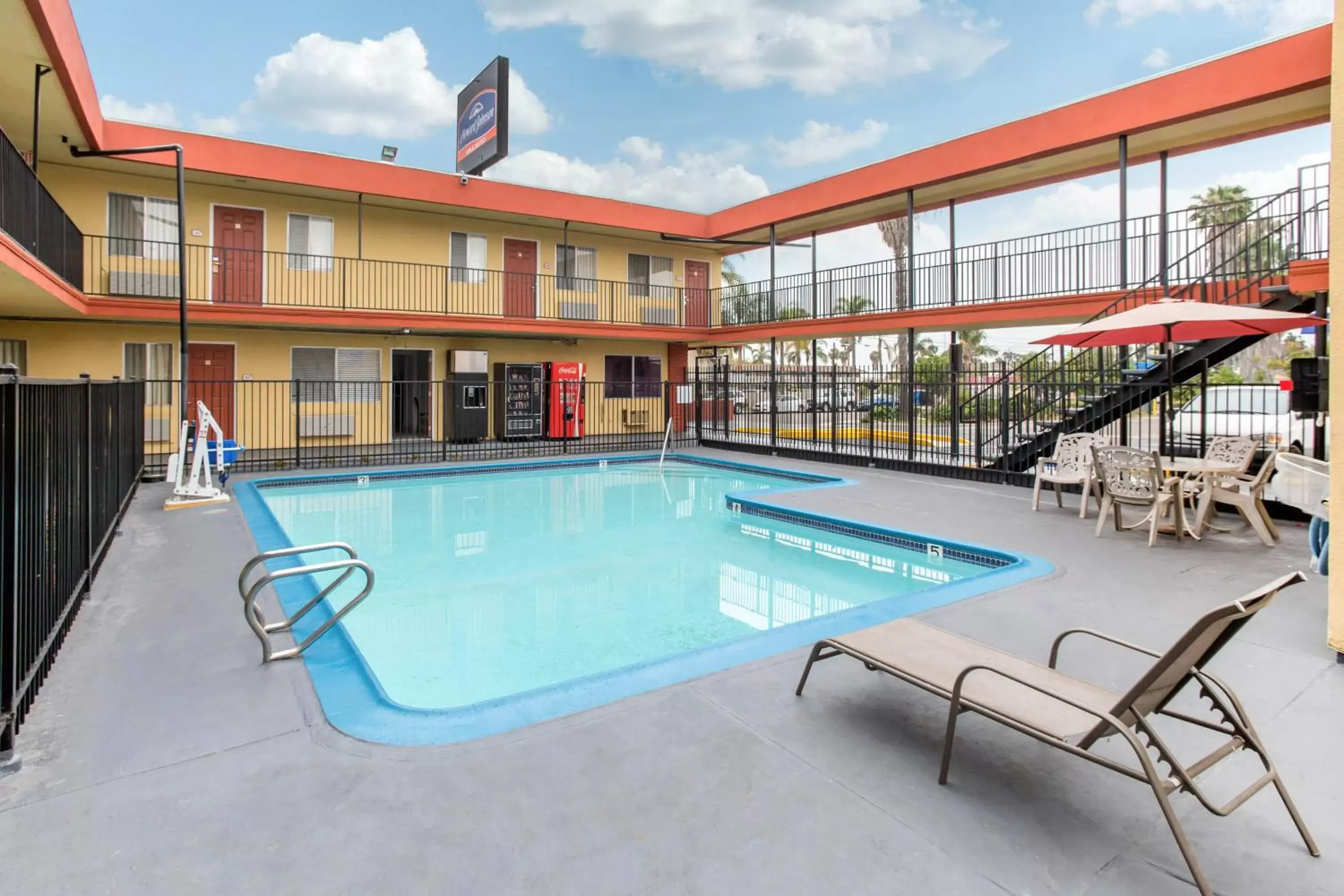 Pool view, Swimming Pool in Howard Johnson by Wyndham Chula Vista/San Diego Suite Hotel