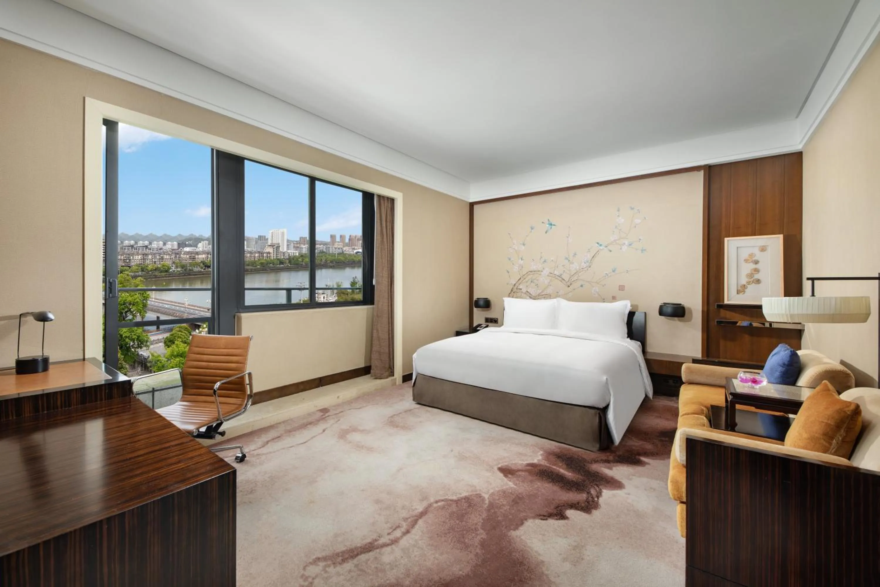 Photo of the whole room, Bed in Crowne Plaza Huangshan Yucheng by IHG