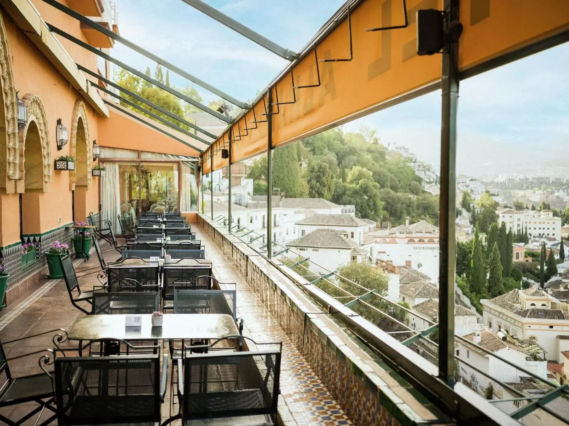 Balcony/Terrace, Restaurant/Places to Eat in Alhambra Palace Hotel