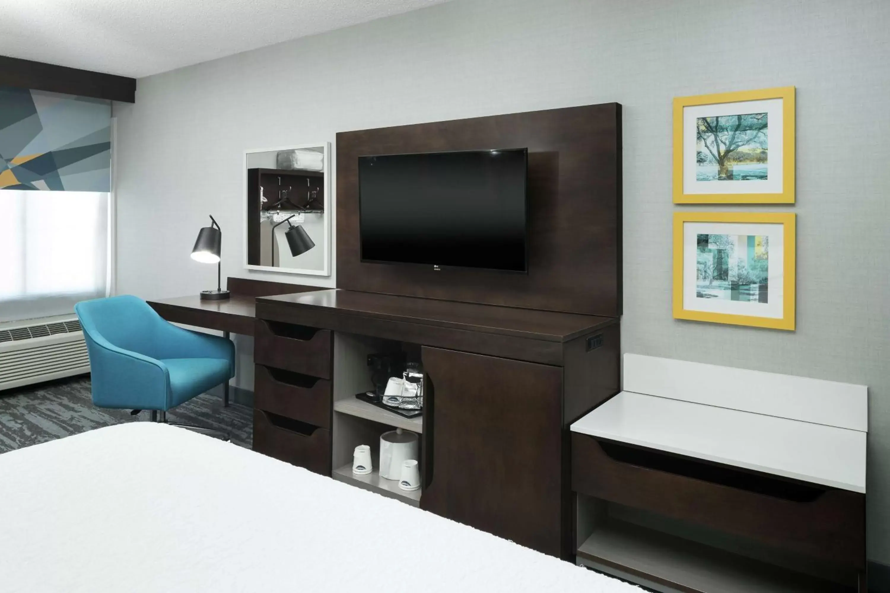 Bedroom, TV/Entertainment Center in Hampton Inn Los Angeles Santa Clarita