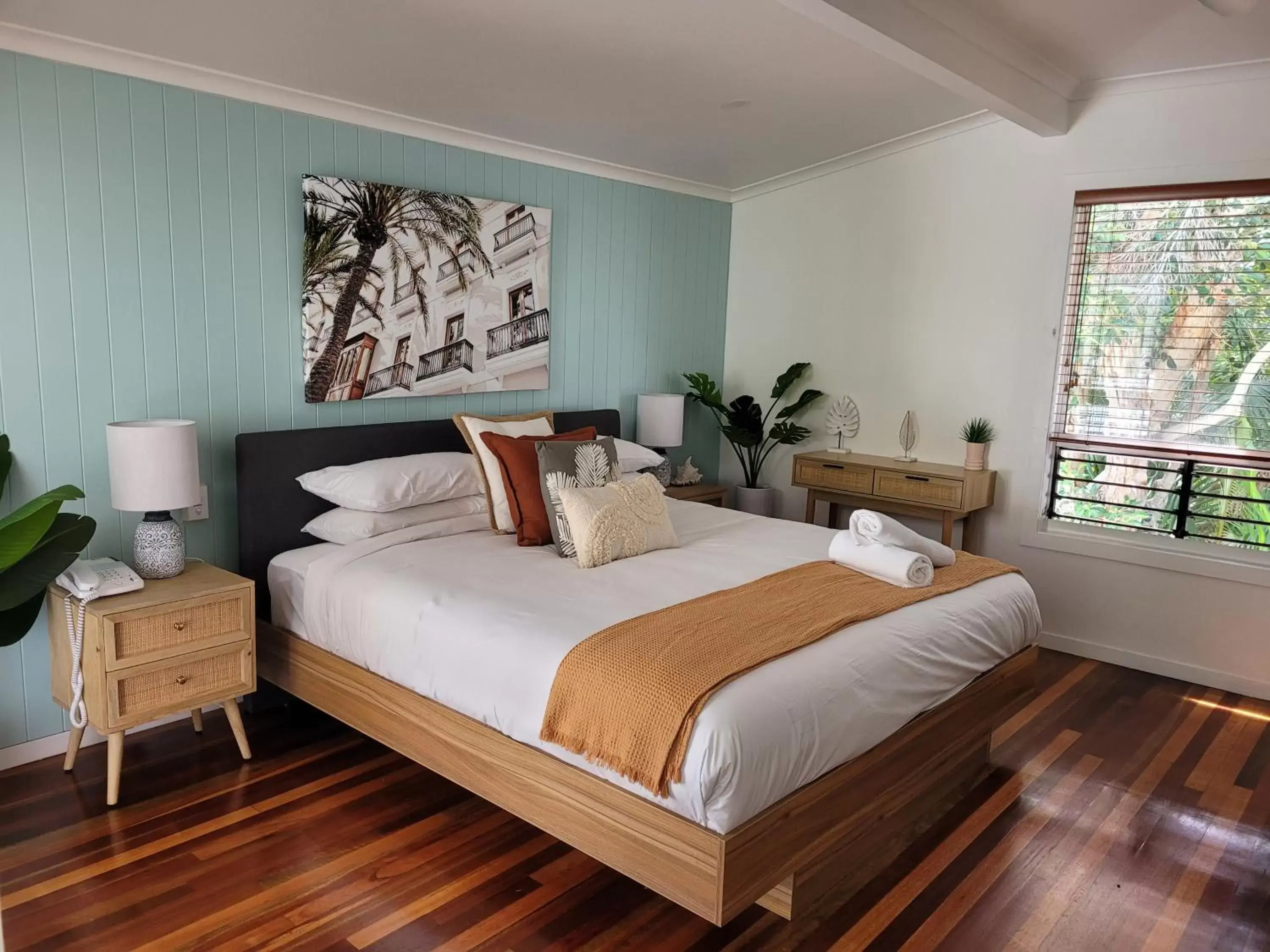 Property building, Bed in South Pacific Resort & Spa Noosa