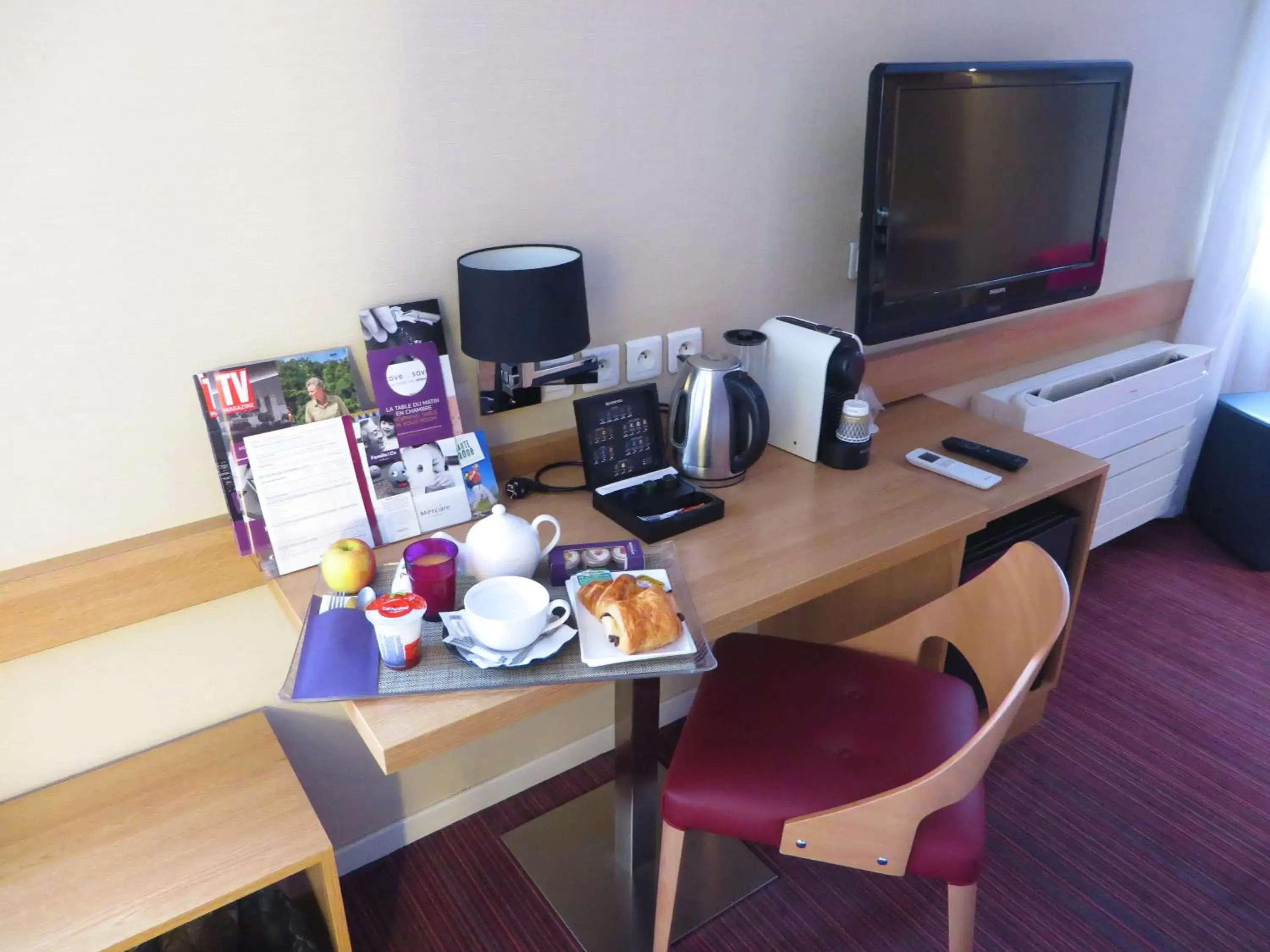 Photo of the whole room, TV/Entertainment Center in Mercure Hexagone Luxeuil