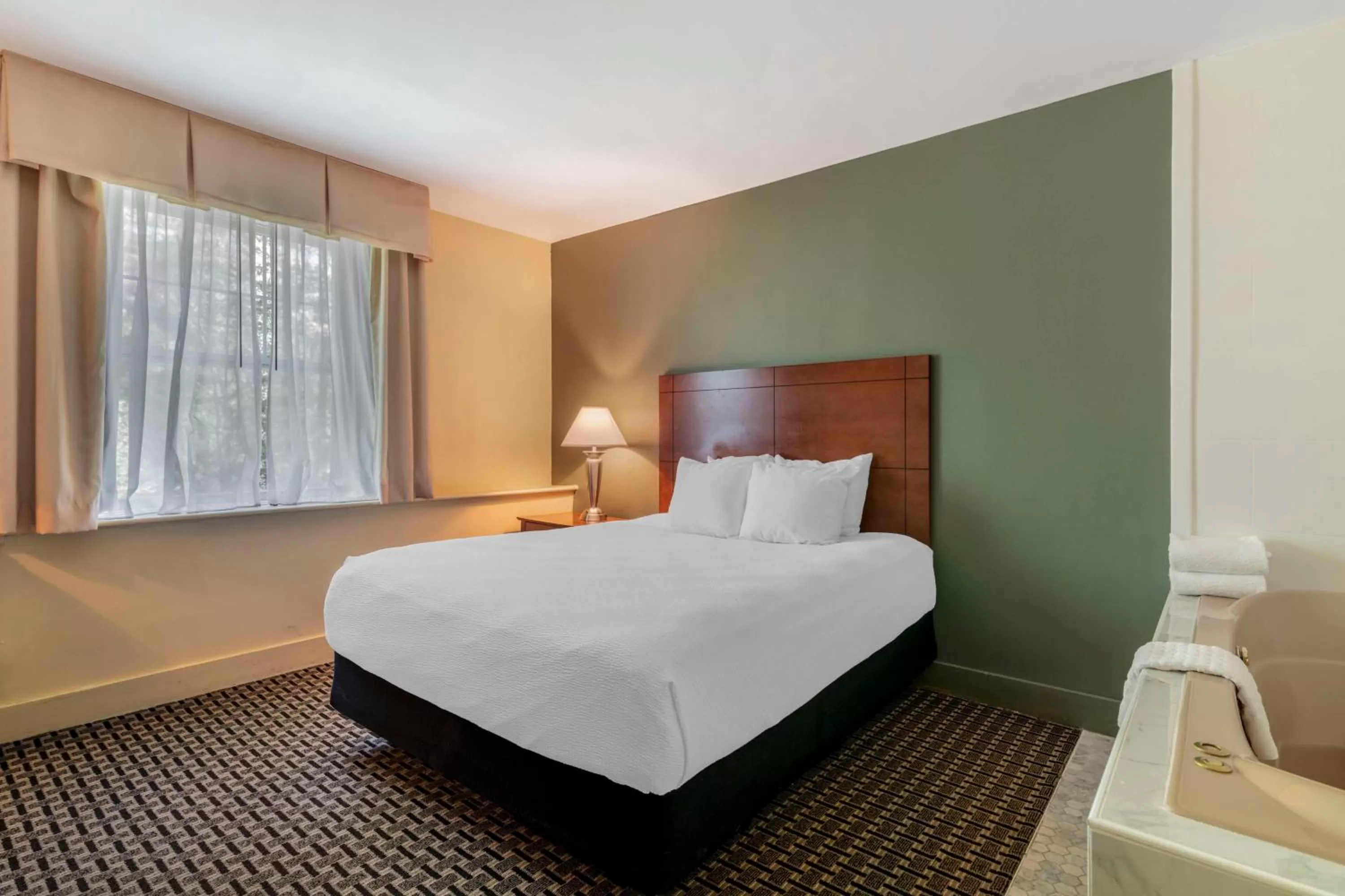 Photo of the whole room, Bed in Best Western Plus Brunswick Bath