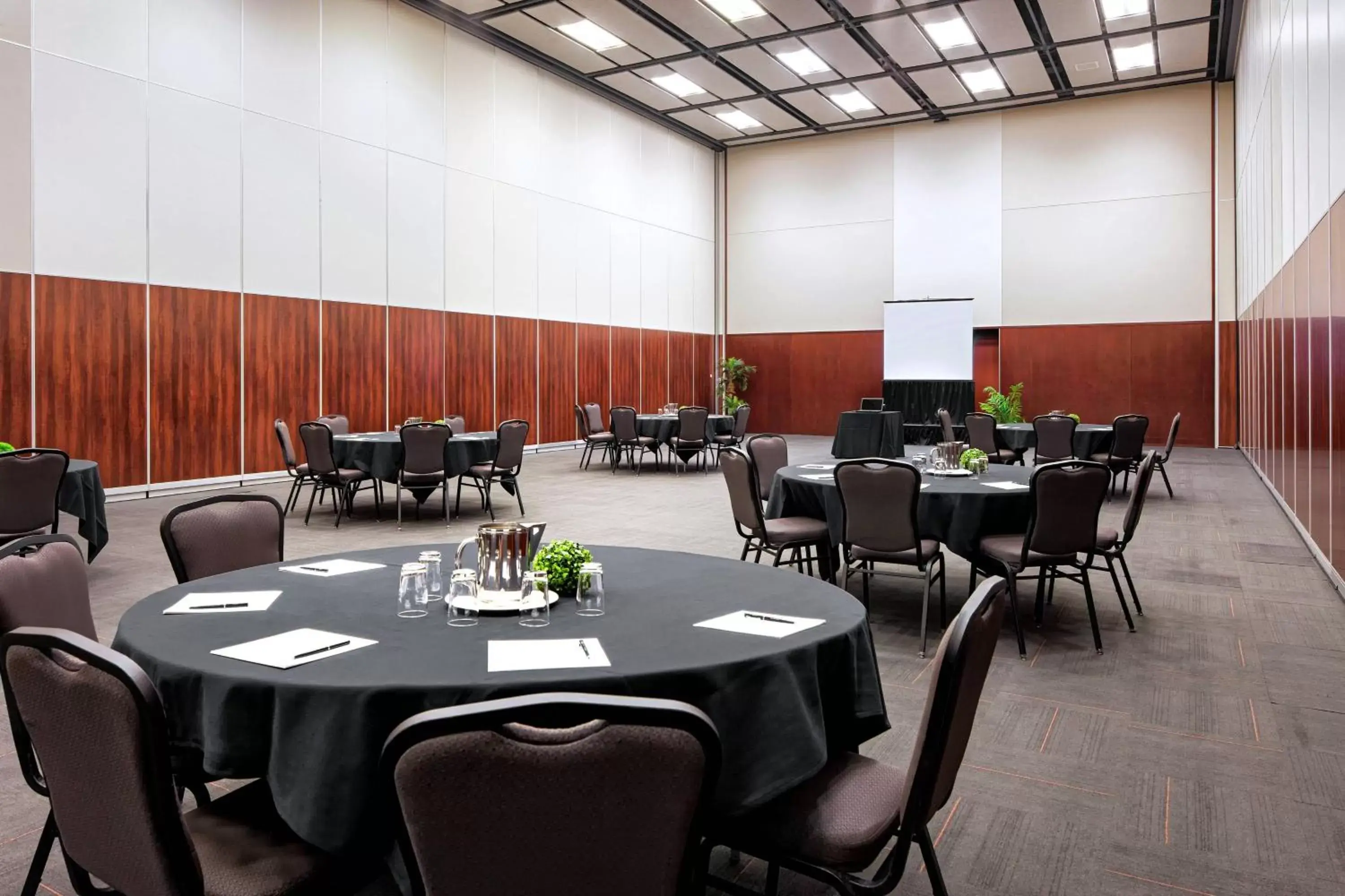 Meeting/conference room in Four Points by Sheraton Lévis Convention Centre