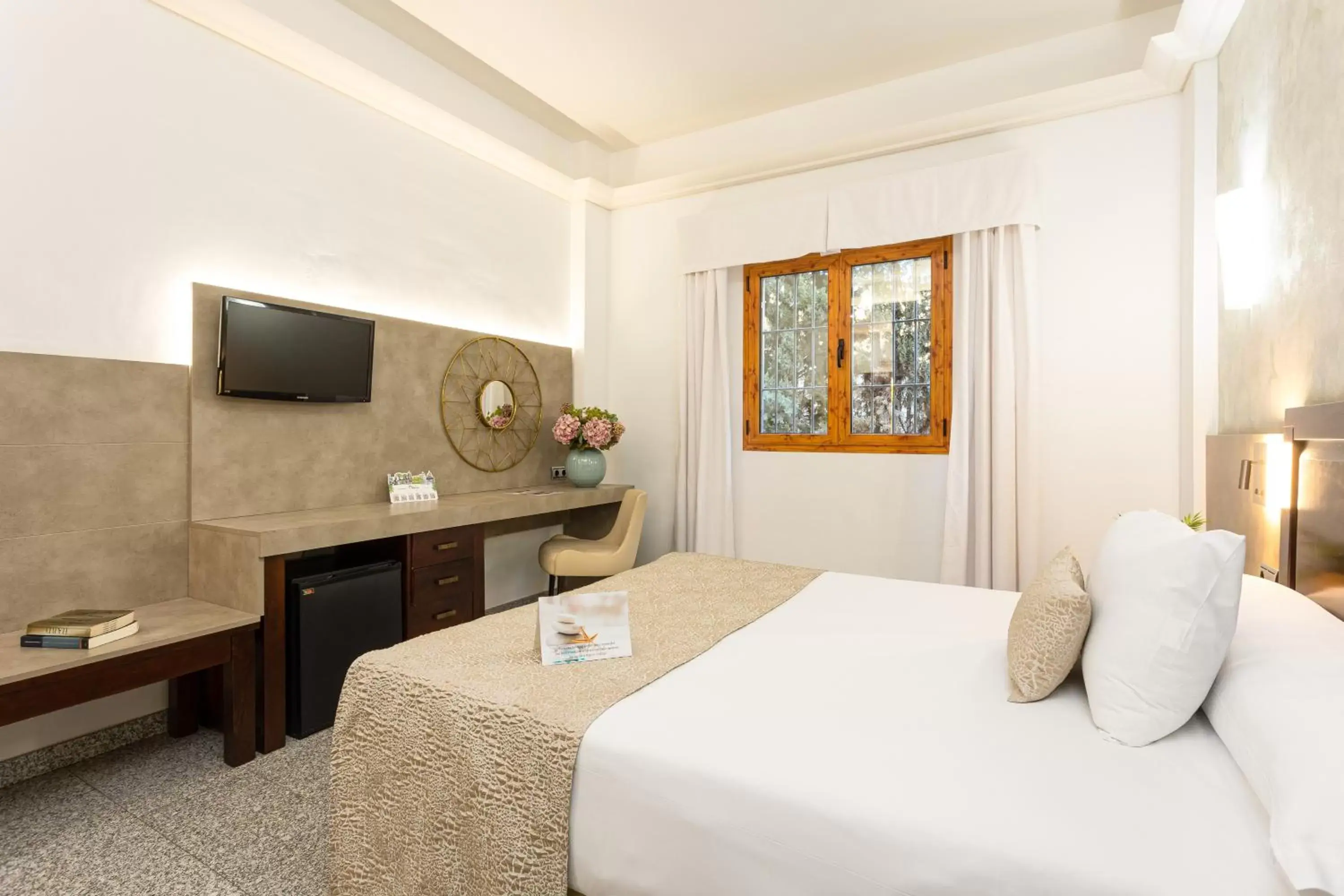 Bedroom, Bed in Hotel Plaza Del Castillo