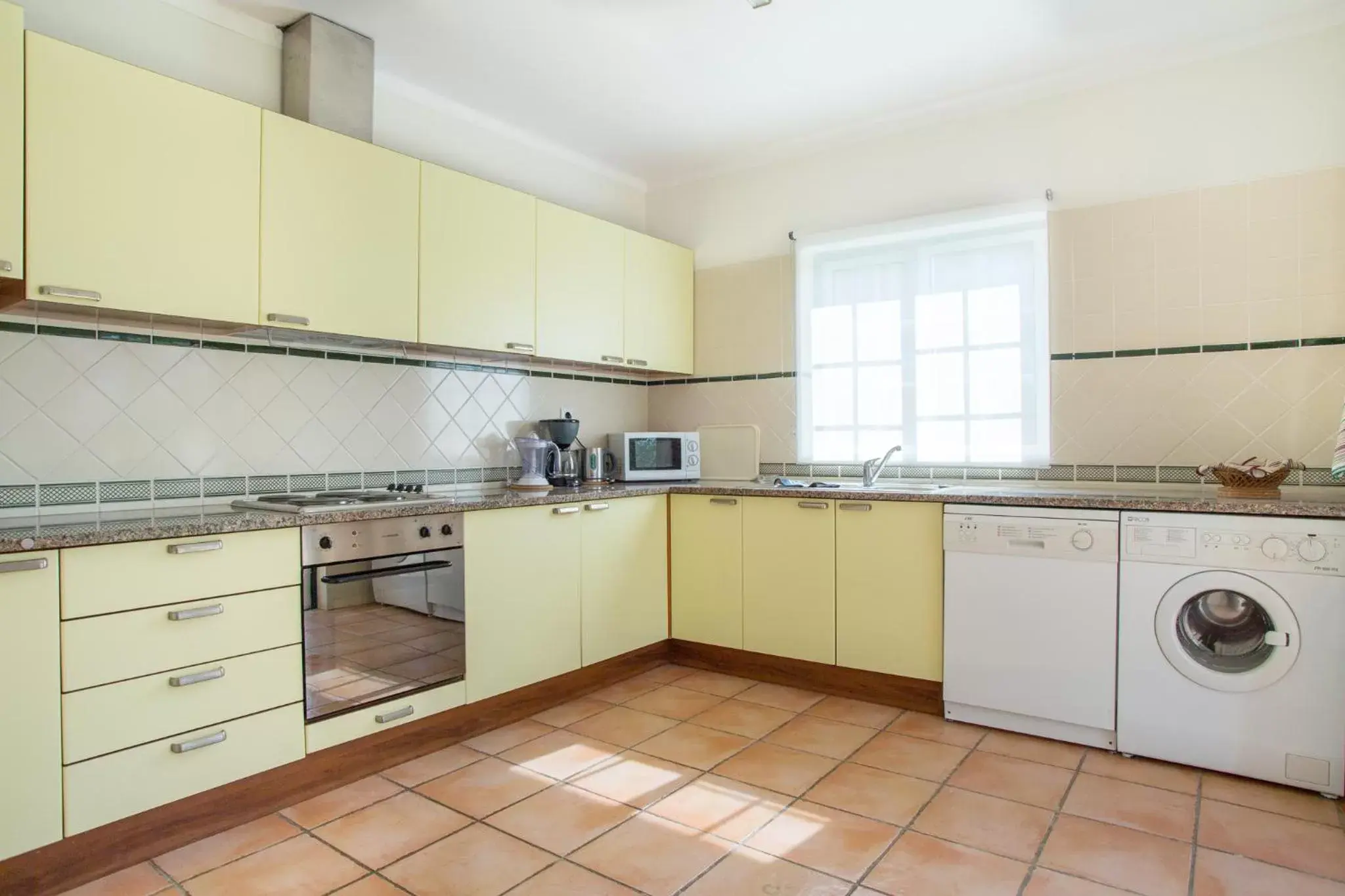 Communal kitchen, Kitchen/Kitchenette in Colina da Lapa & Villas