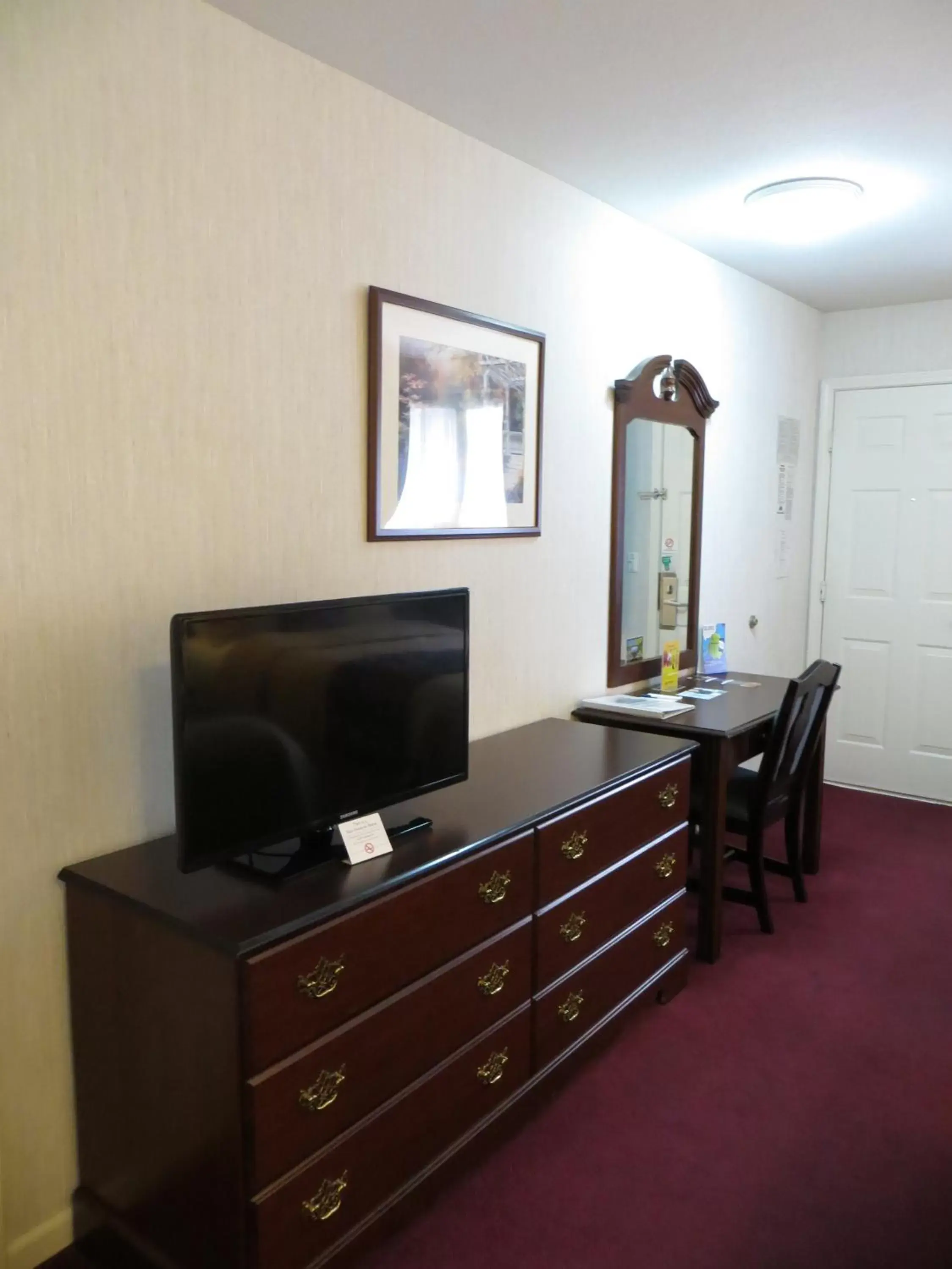 TV and multimedia, TV/Entertainment Center in Travelodge by Wyndham Redding CA