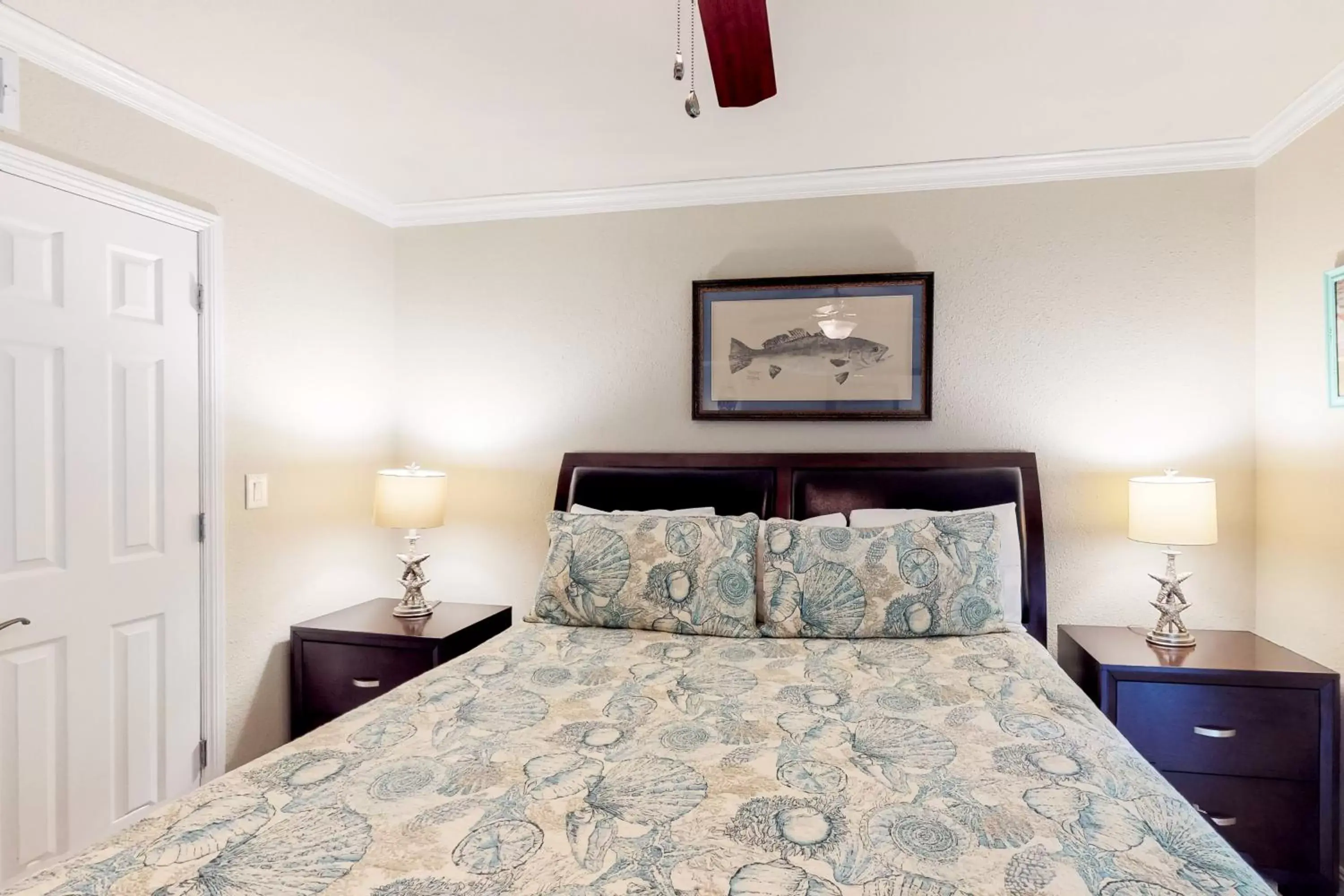 Bed in Beachview Condominiums: Wicker Wanderer (#109)