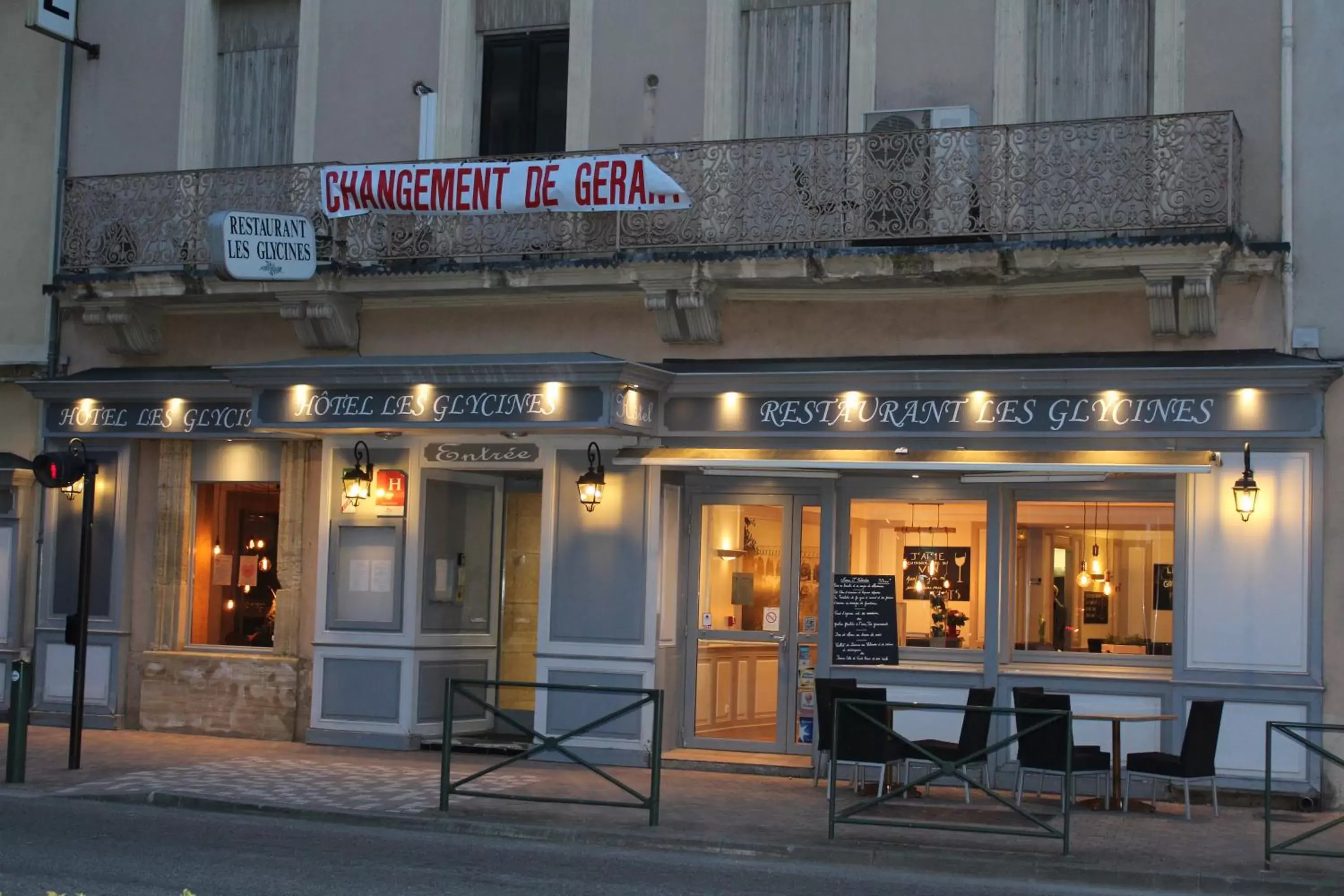 Facade/entrance in Les Glycines