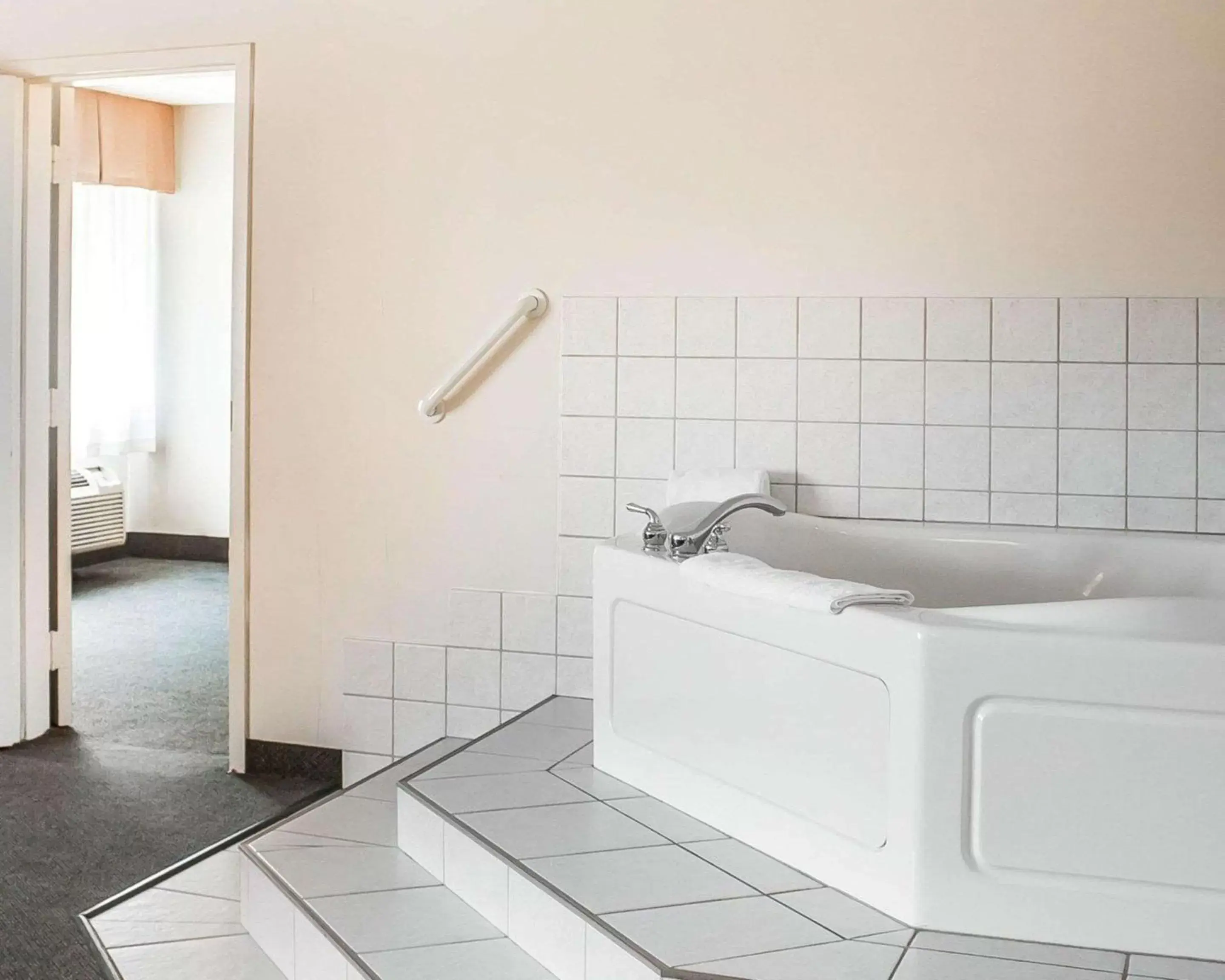 Photo of the whole room, Bathroom in Quality Inn Rhinelander