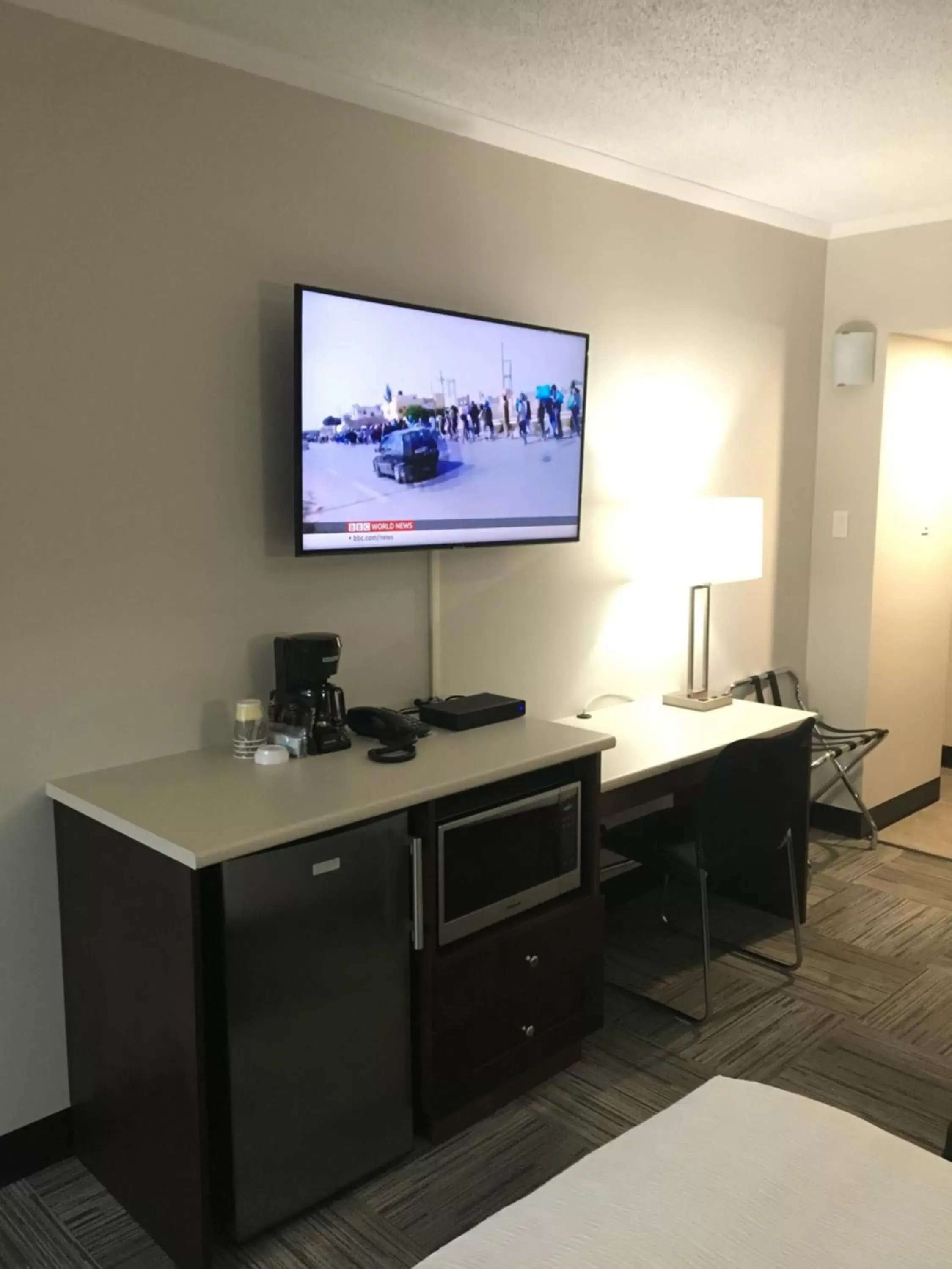 TV and multimedia, TV/Entertainment Center in Homestead Inn & Suites