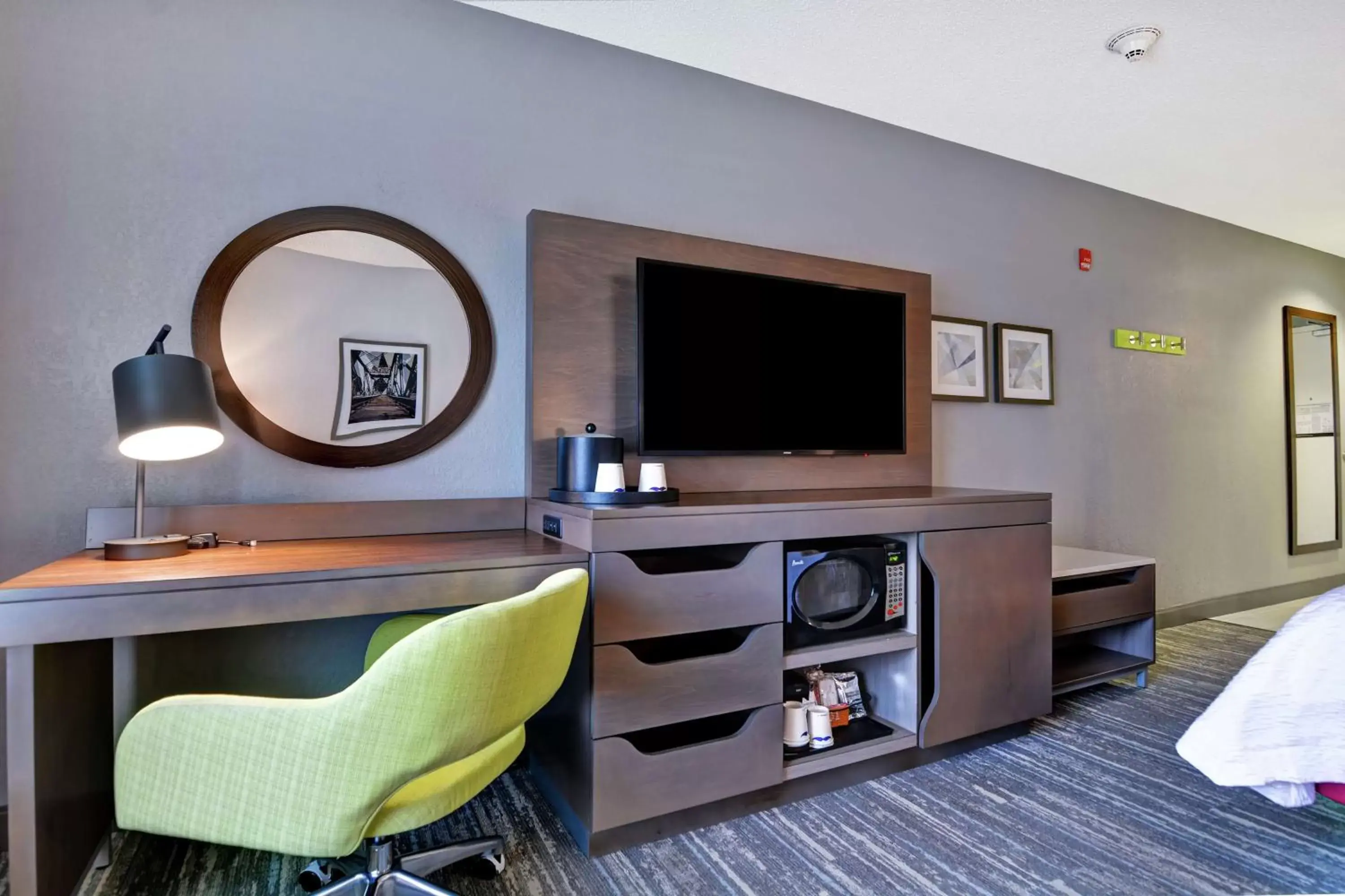 Bedroom, TV/Entertainment Center in Hampton Inn & Suites Newark-Harrison-Riverwalk