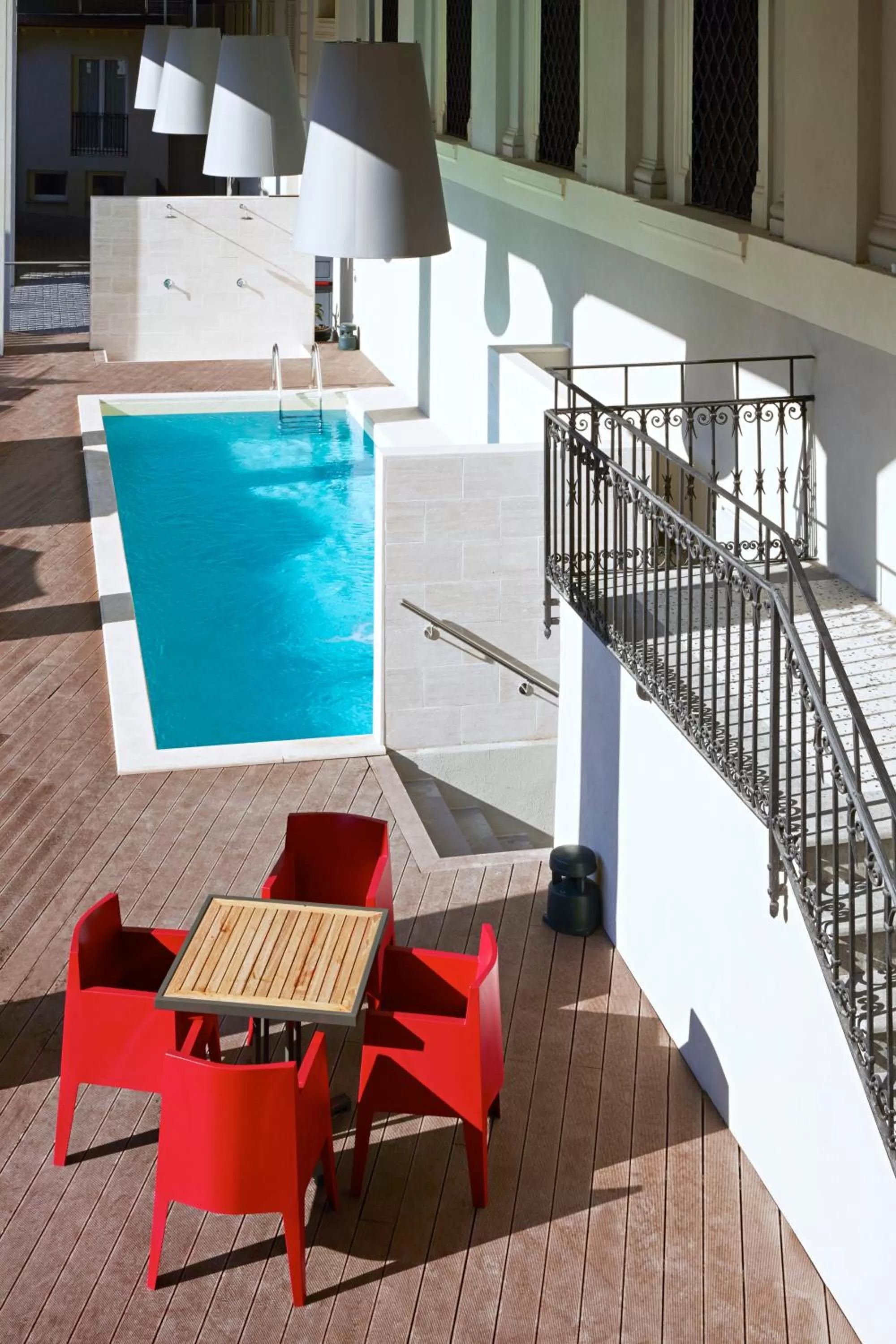 Swimming pool in Hotel The Building