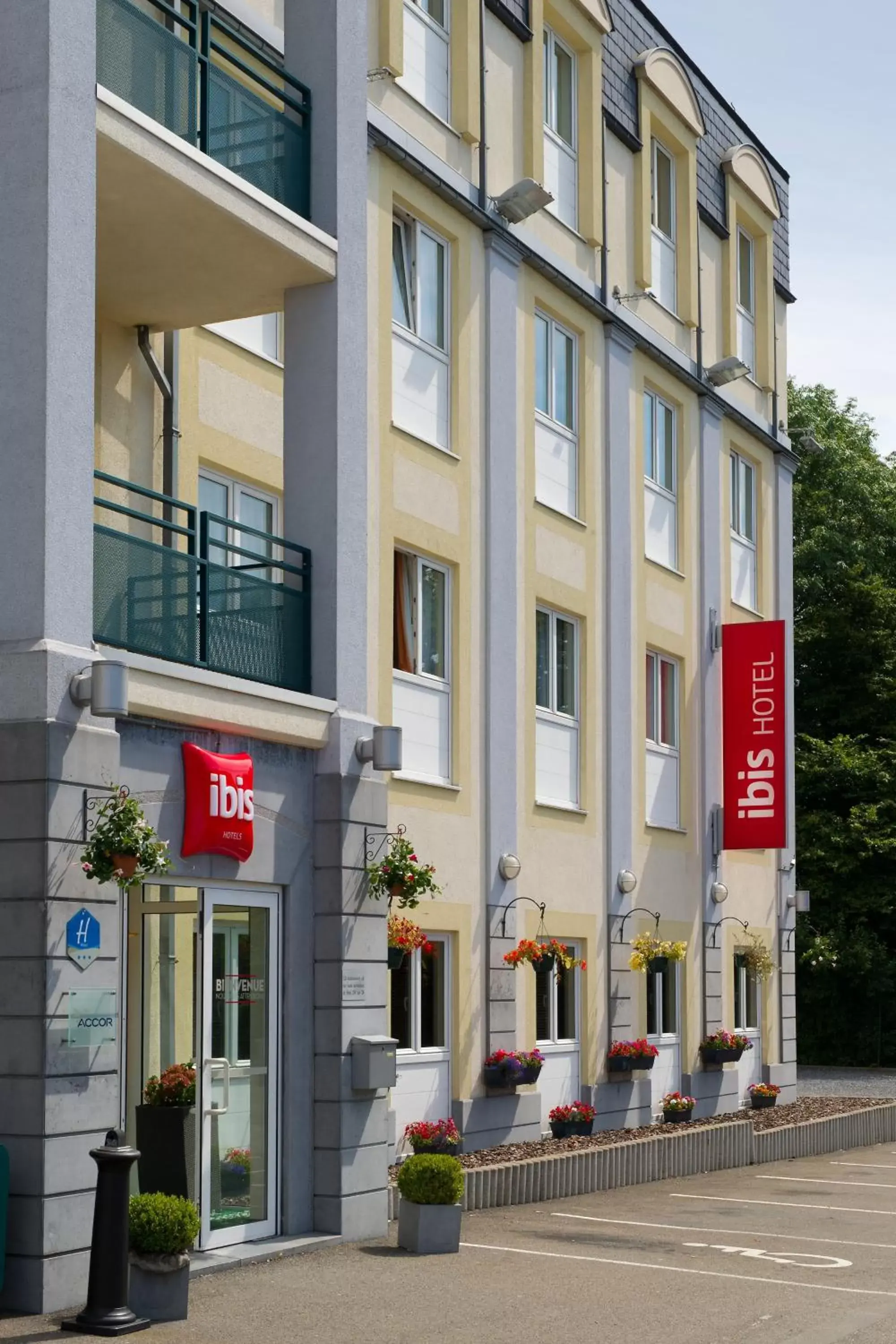Facade/entrance in ibis Liège Seraing Facade/entrance in ibis Liège Seraing