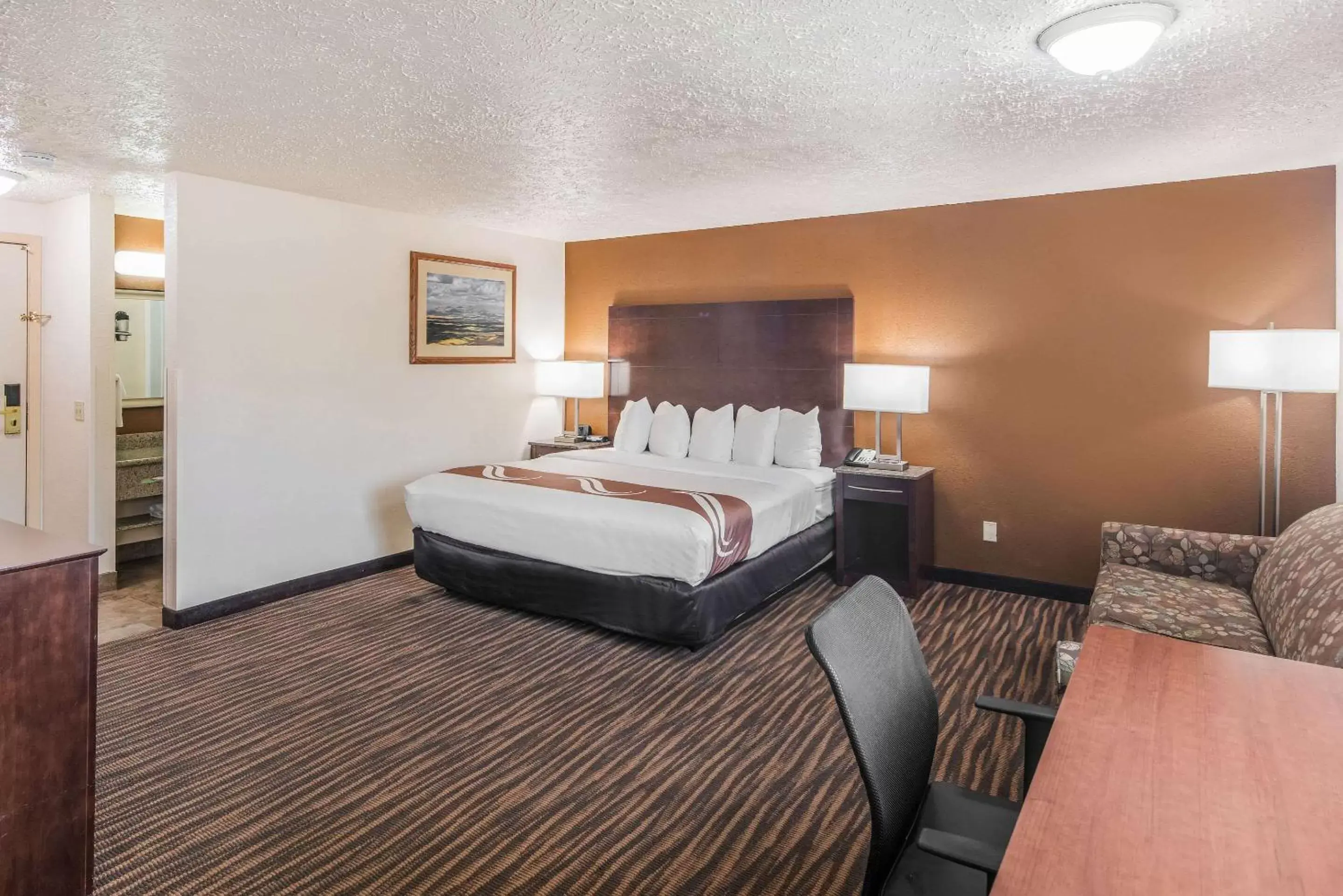 Photo of the whole room, Bed in Quality Inn & Suites Downtown Walla Walla