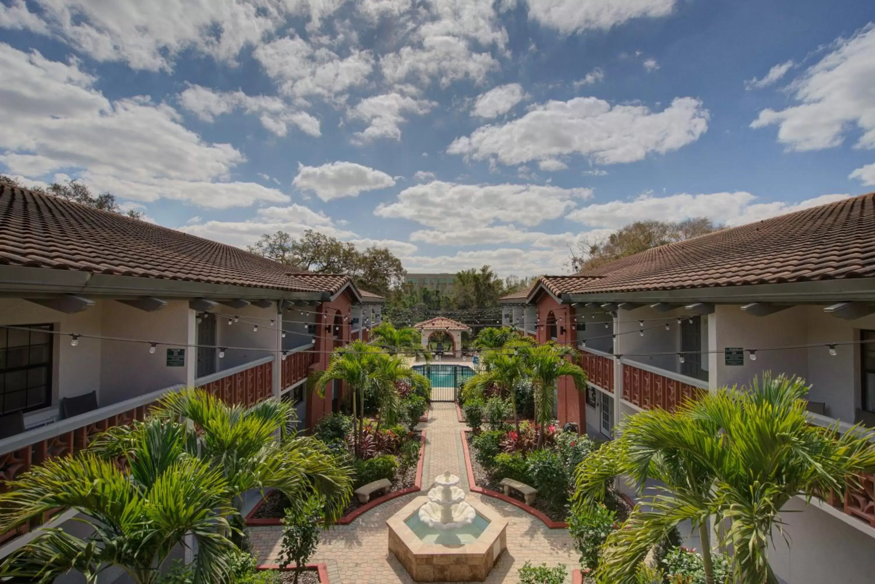 Inner courtyard view in Clarion Pointe Tampa East near Fairgrounds and Casino