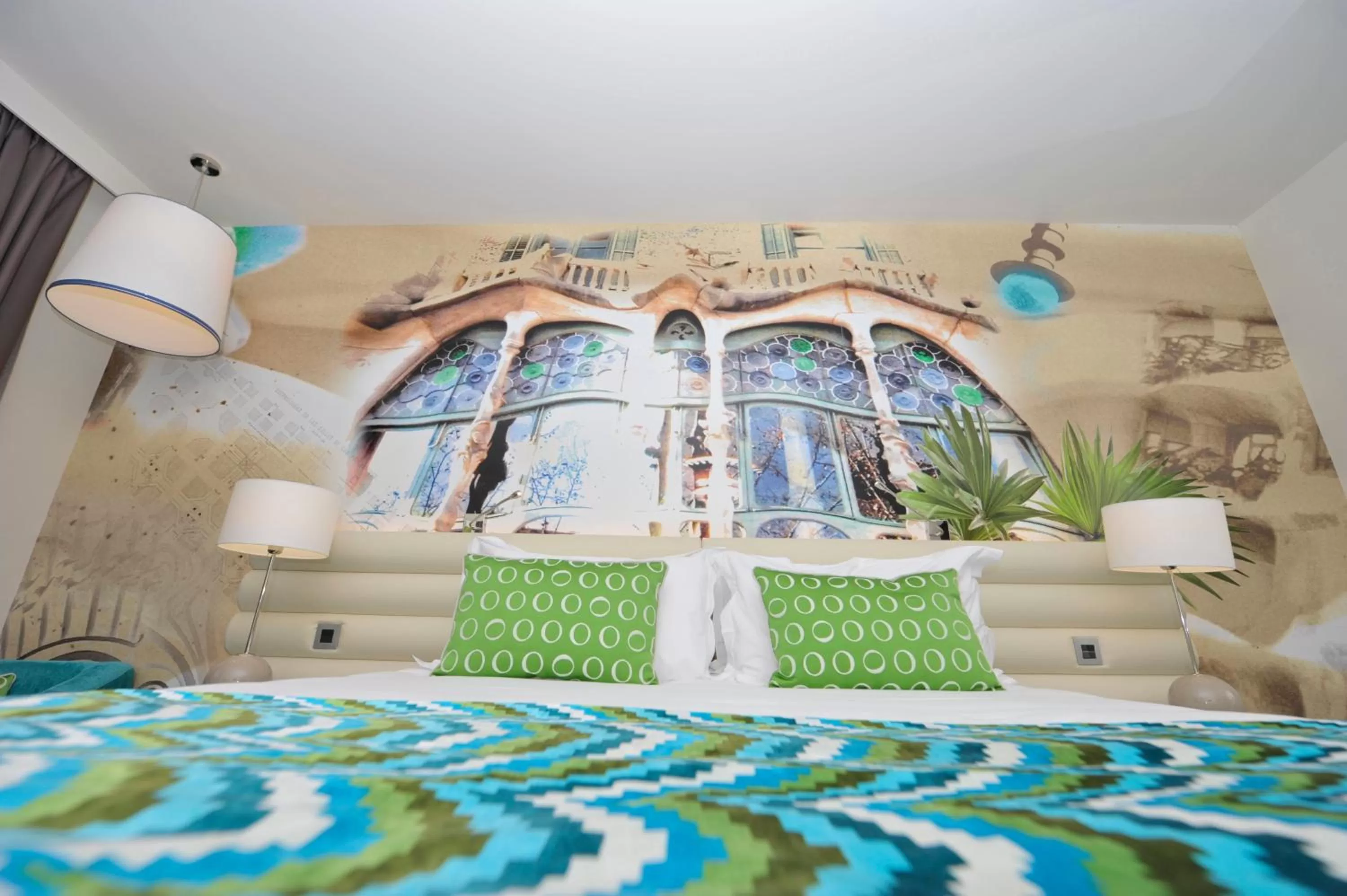 Photo of the whole room, Bed in Hotel Indigo Barcelona - Plaza Catalunya 4Sup by IHG