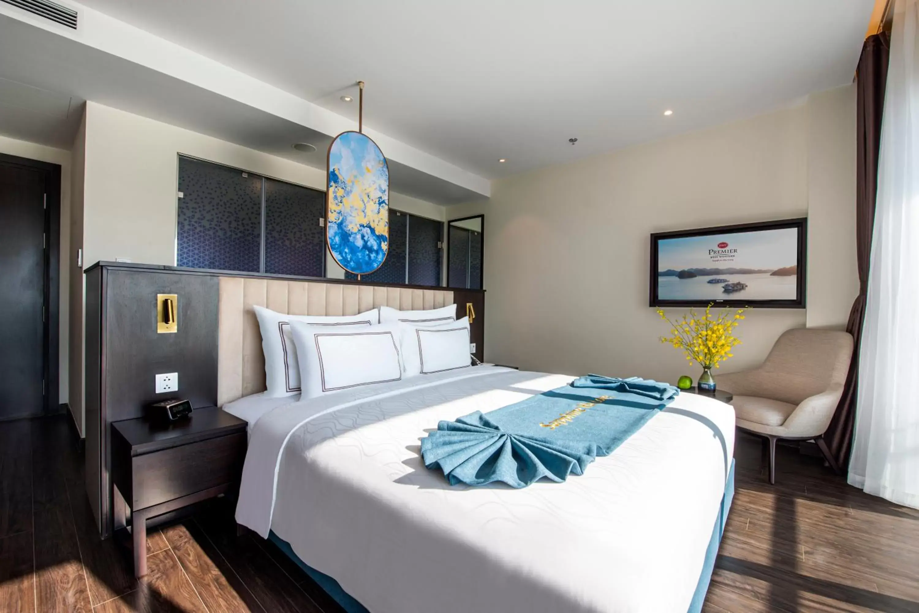 Premier King Room with Panoramic View in Best Western Premier Sapphire Ha Long Premier King Room with Panoramic View in Best Western Premier Sapphire Ha Long