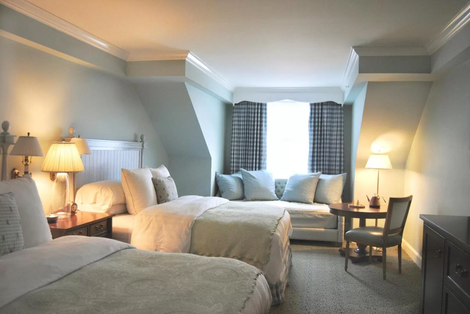 Seating area, Bed in Woodstock Inn & Resort