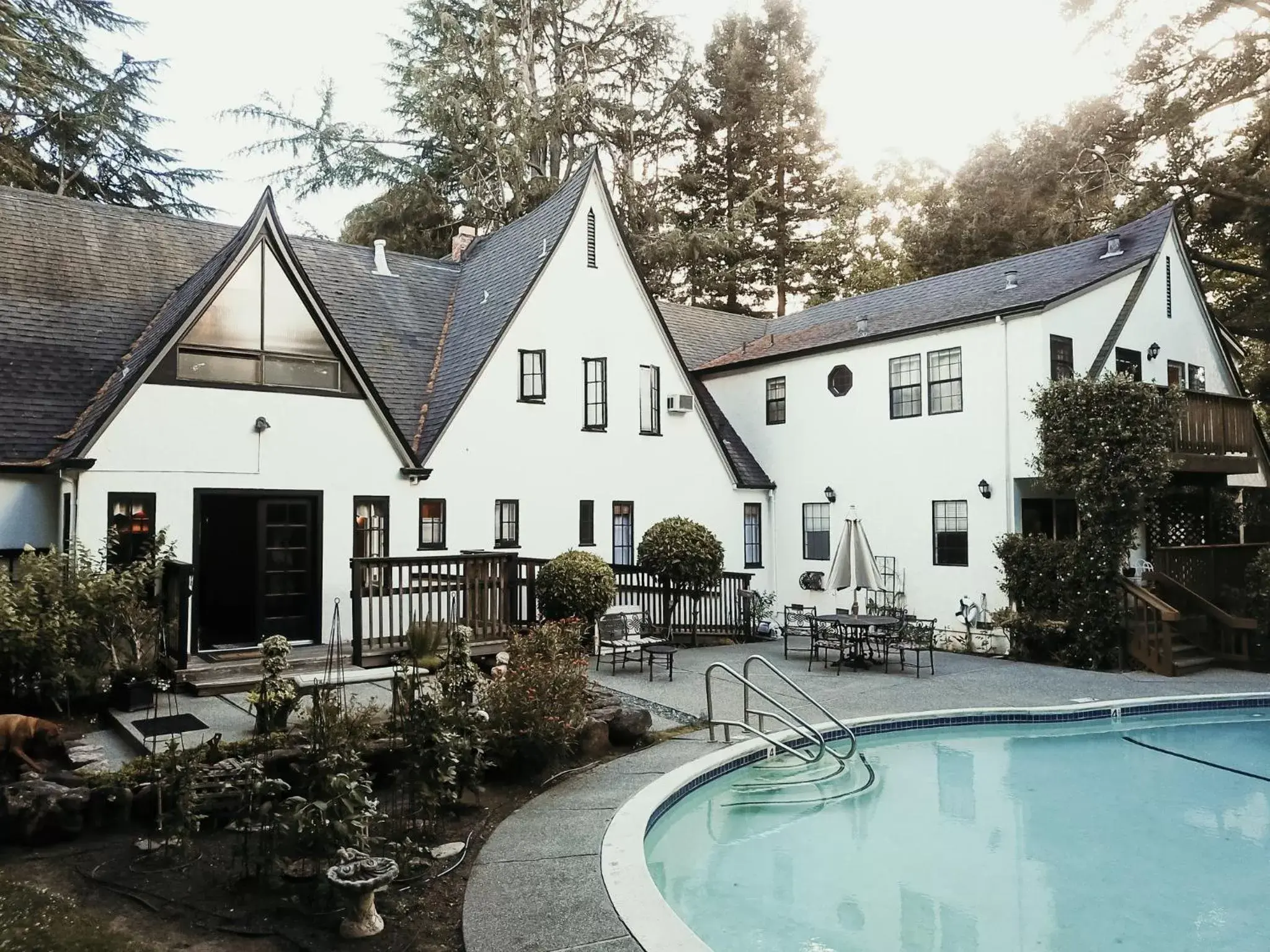 Swimming pool, Property Building in Candlelight Inn Napa Valley