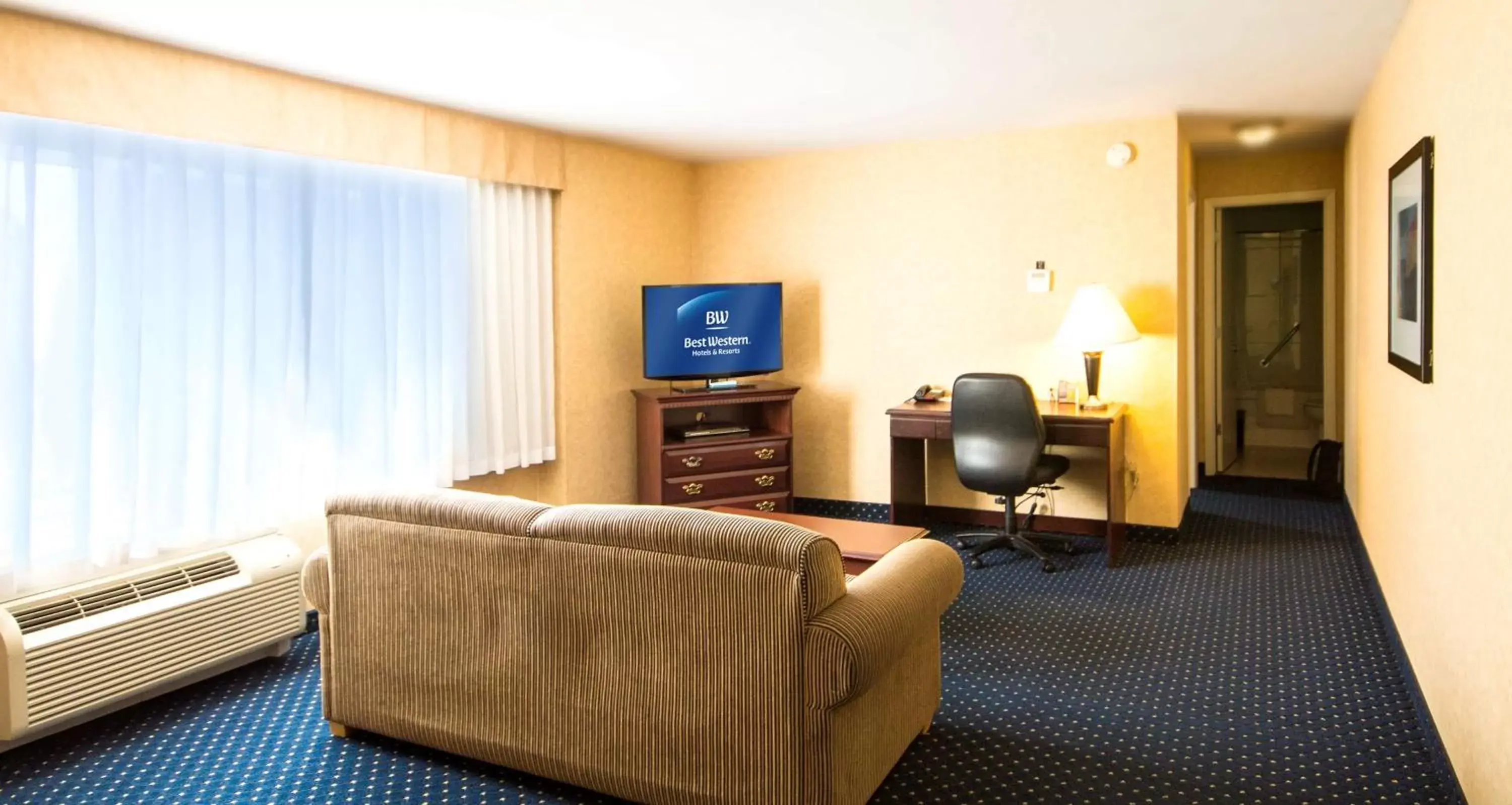 Photo of the whole room, Seating Area in Best Western Plus Suites Downtown Calgary