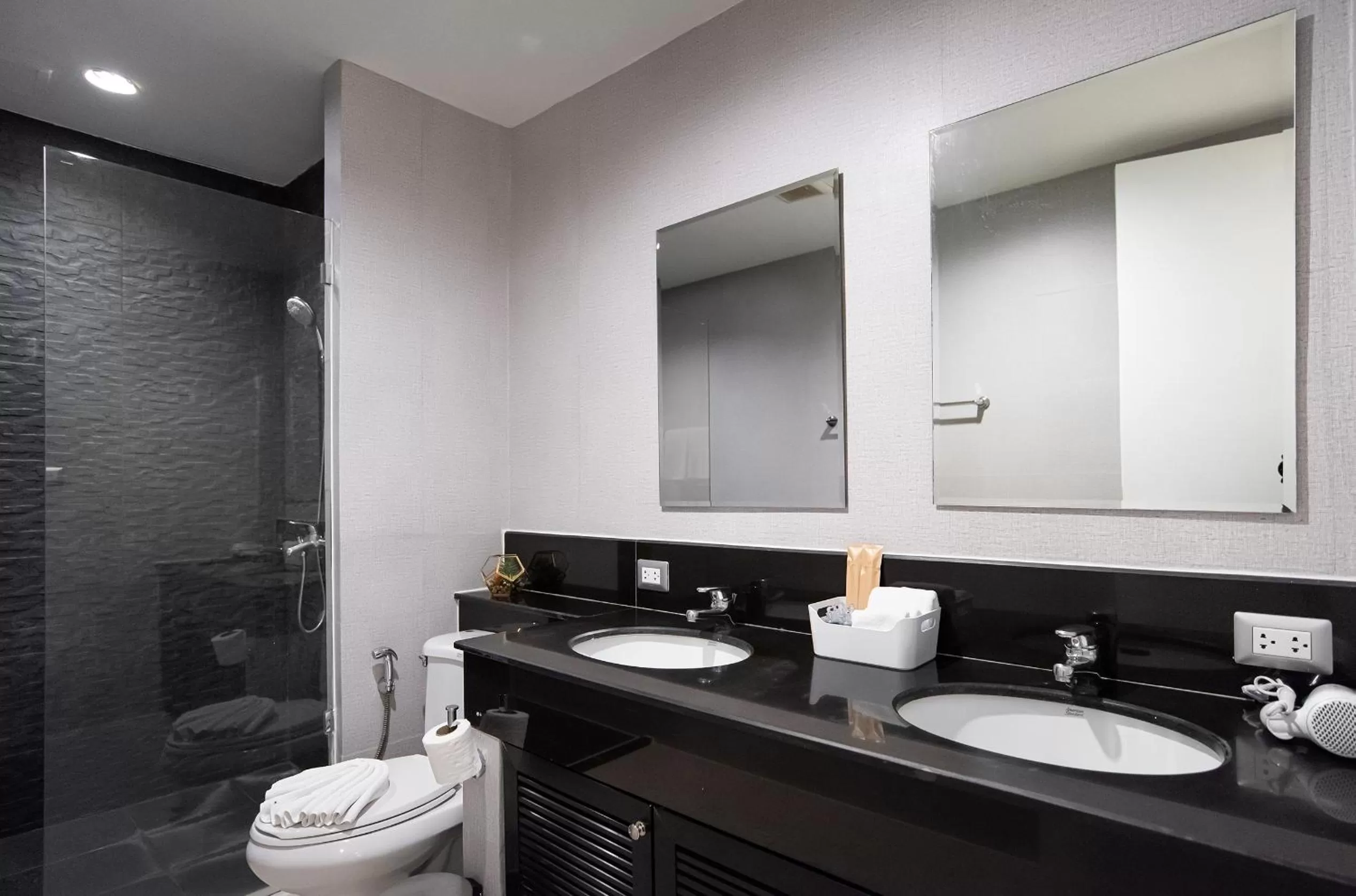 Toilet in Benviar Tonson Residence