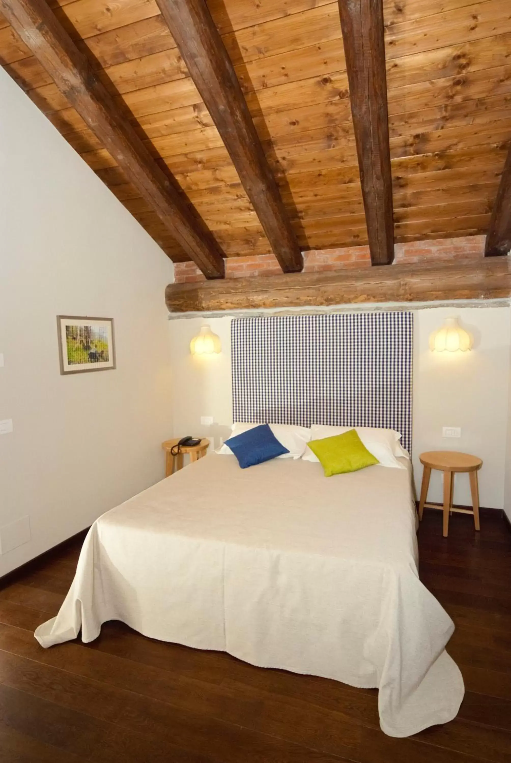 Photo of the whole room, Bed in Il Falco E La Volpe