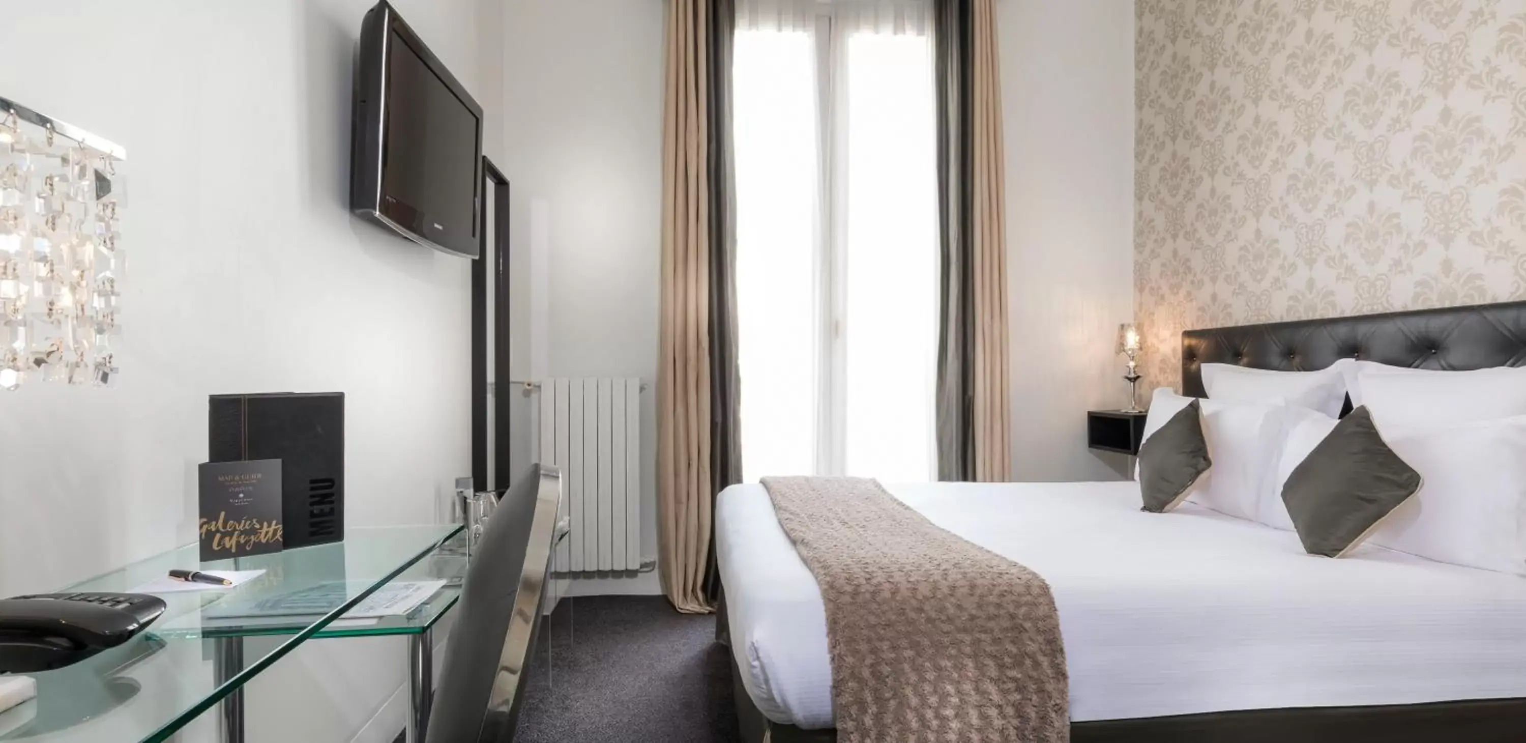 Photo of the whole room, Bed in Hotel Claridge Paris
