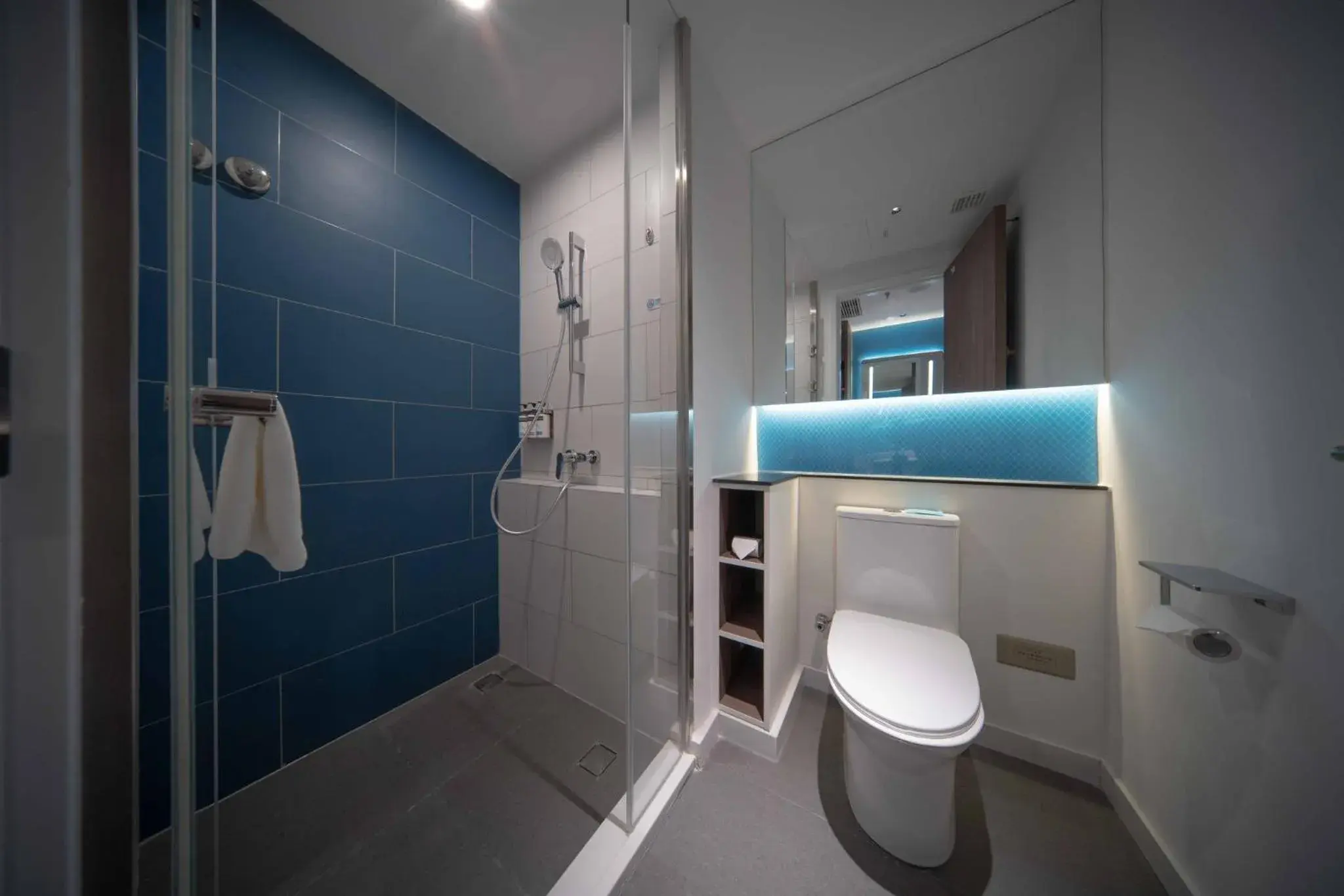 Bathroom in Holiday Inn Express Zhengzhou Guancheng, an IHG Hotel